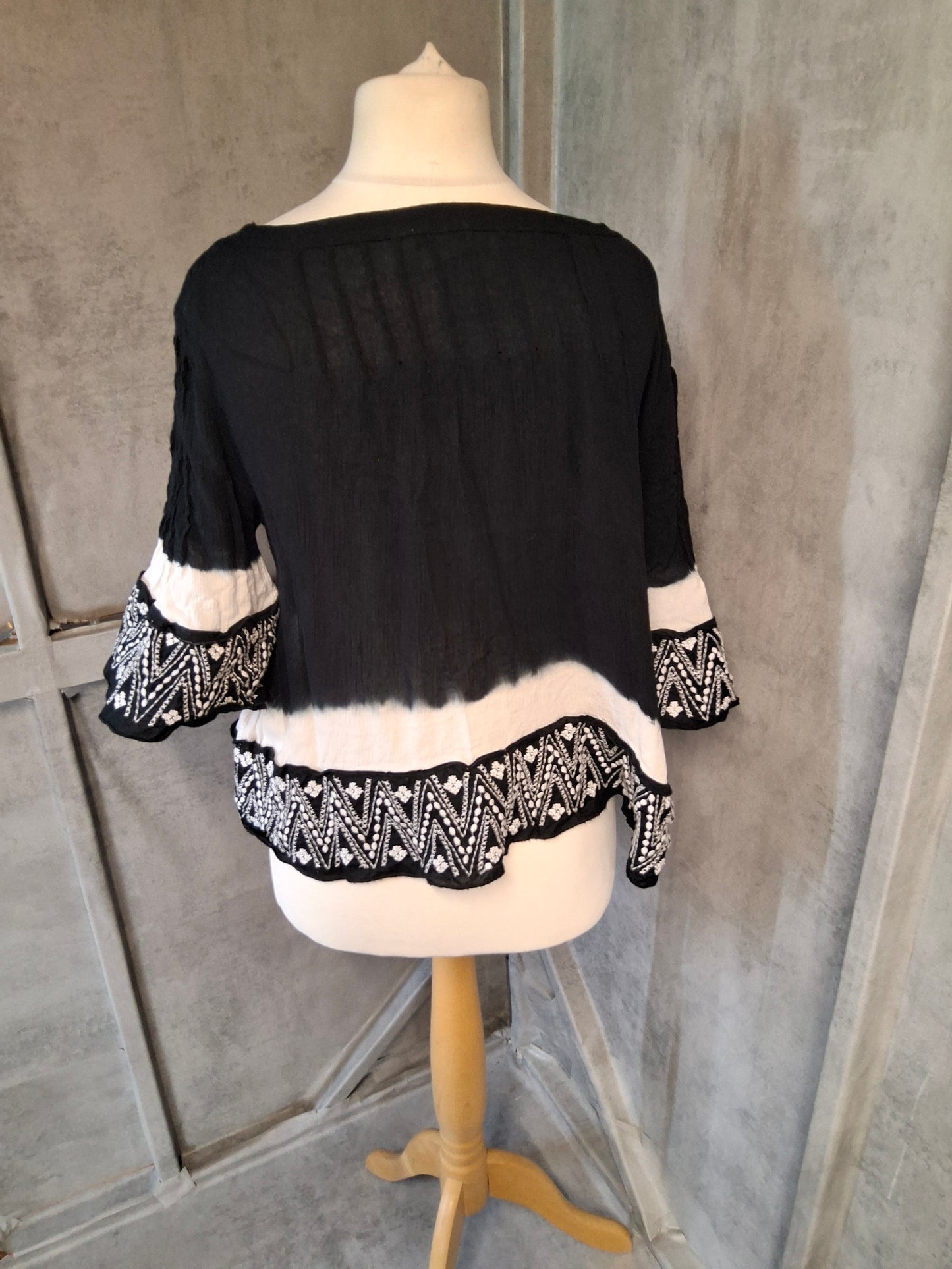 Monsoon Black & White Boho Flared Sleeve Top – Size S (size 8/10) – Viscose & Cotton