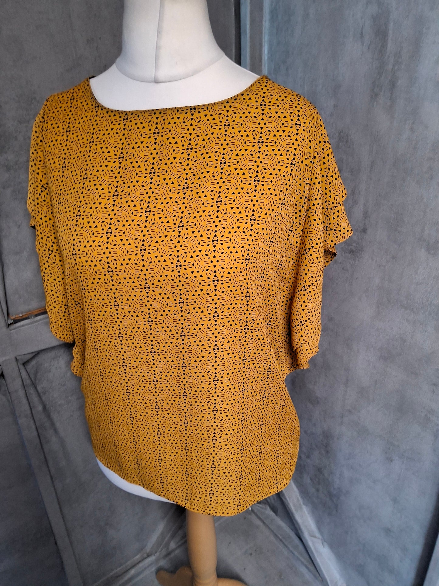 Easy Wear Orange & Black Patterned Top β Size 12 β Frilly Sleeve Button Back