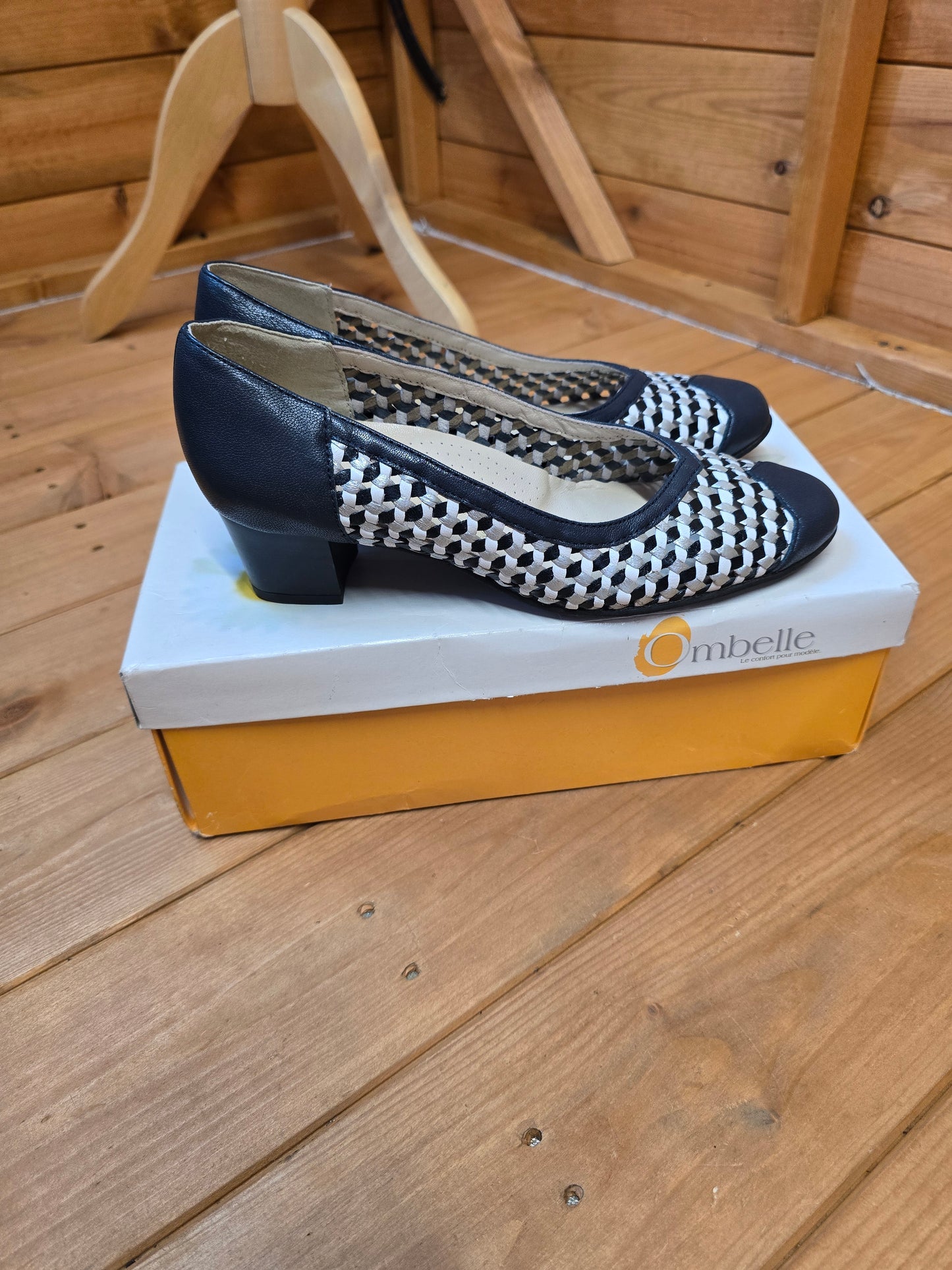 Ladie's Ombelle Blue & White Netted Small Heel Court Shoes Size 4