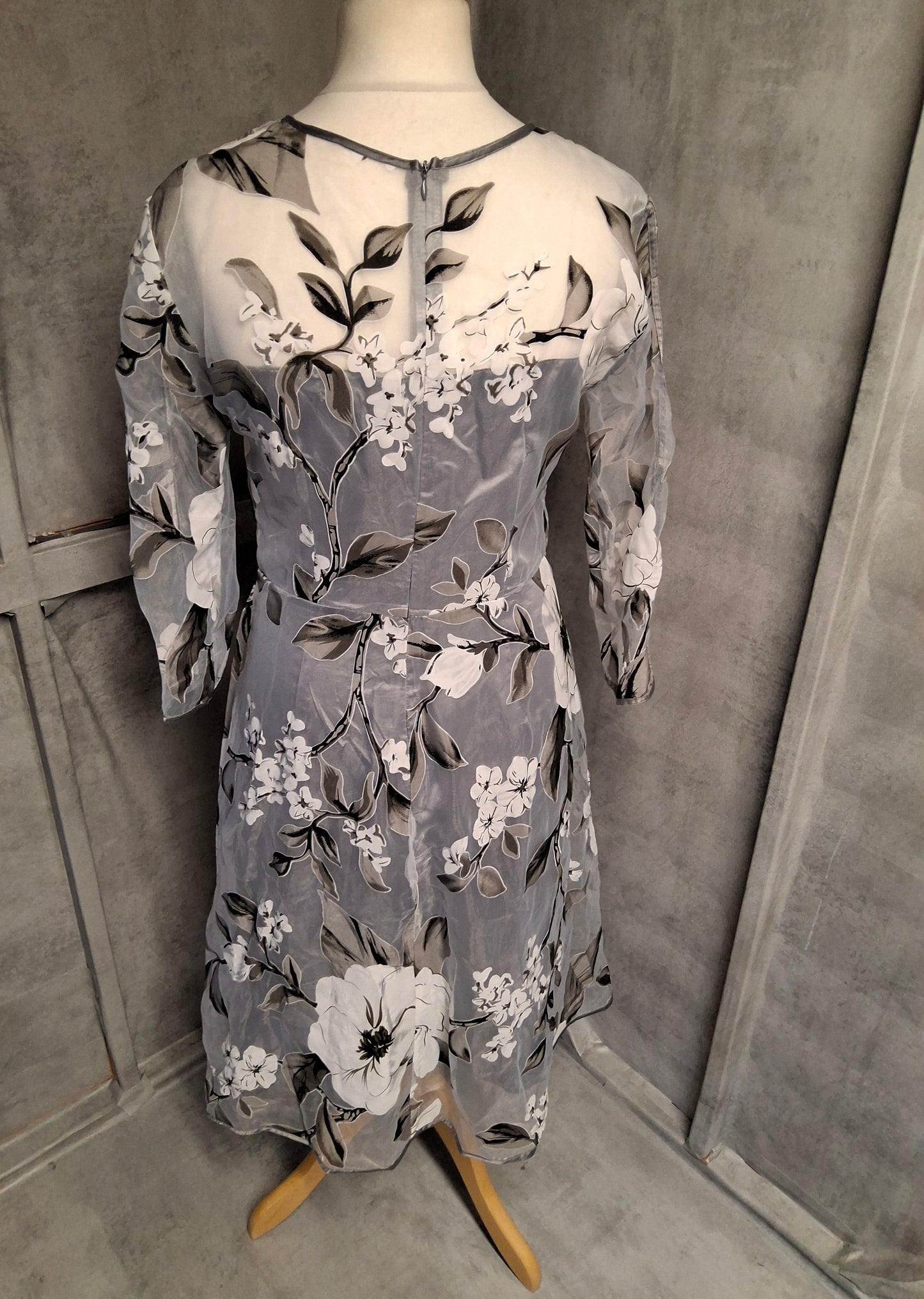 Iminoaru Grey Sheer Floral Midi Dress – Size XL (UK 14) – Drama Without the Effort