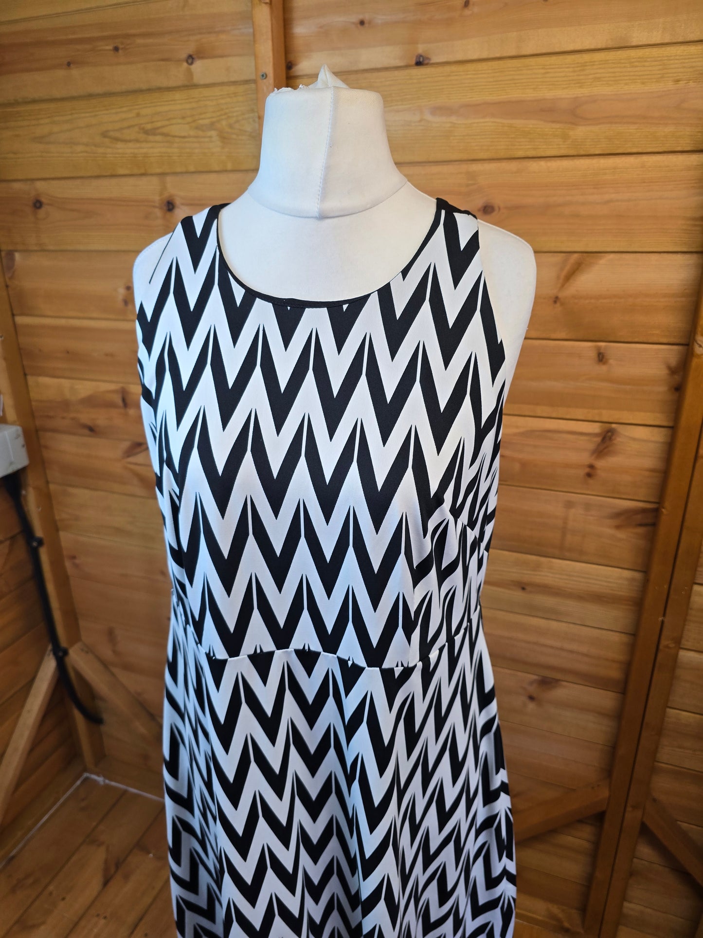 Simply Be Chevron Maxi Dress – Size 16 – Stretch Polyester – Bold Print
