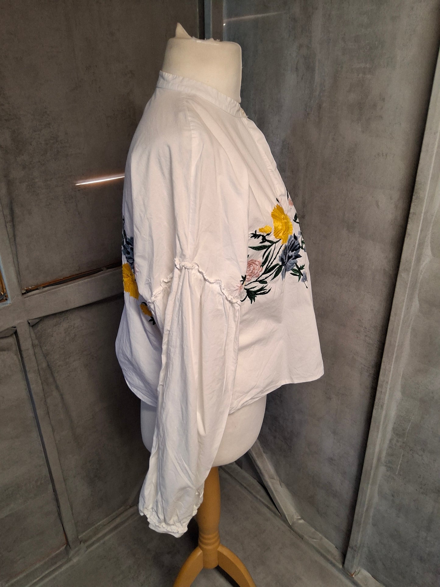 Zara White Embroidered Floral Shirt β 100% Cotton β Long Sleeve L size 12/14