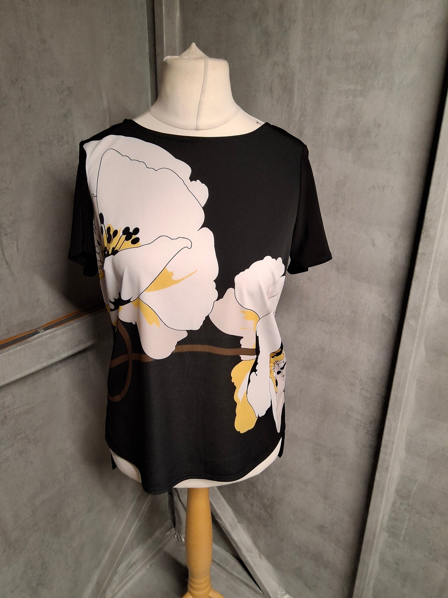 Roman Black Floral Print Stretch Top – Size 10 – Smart & Chic 🌼