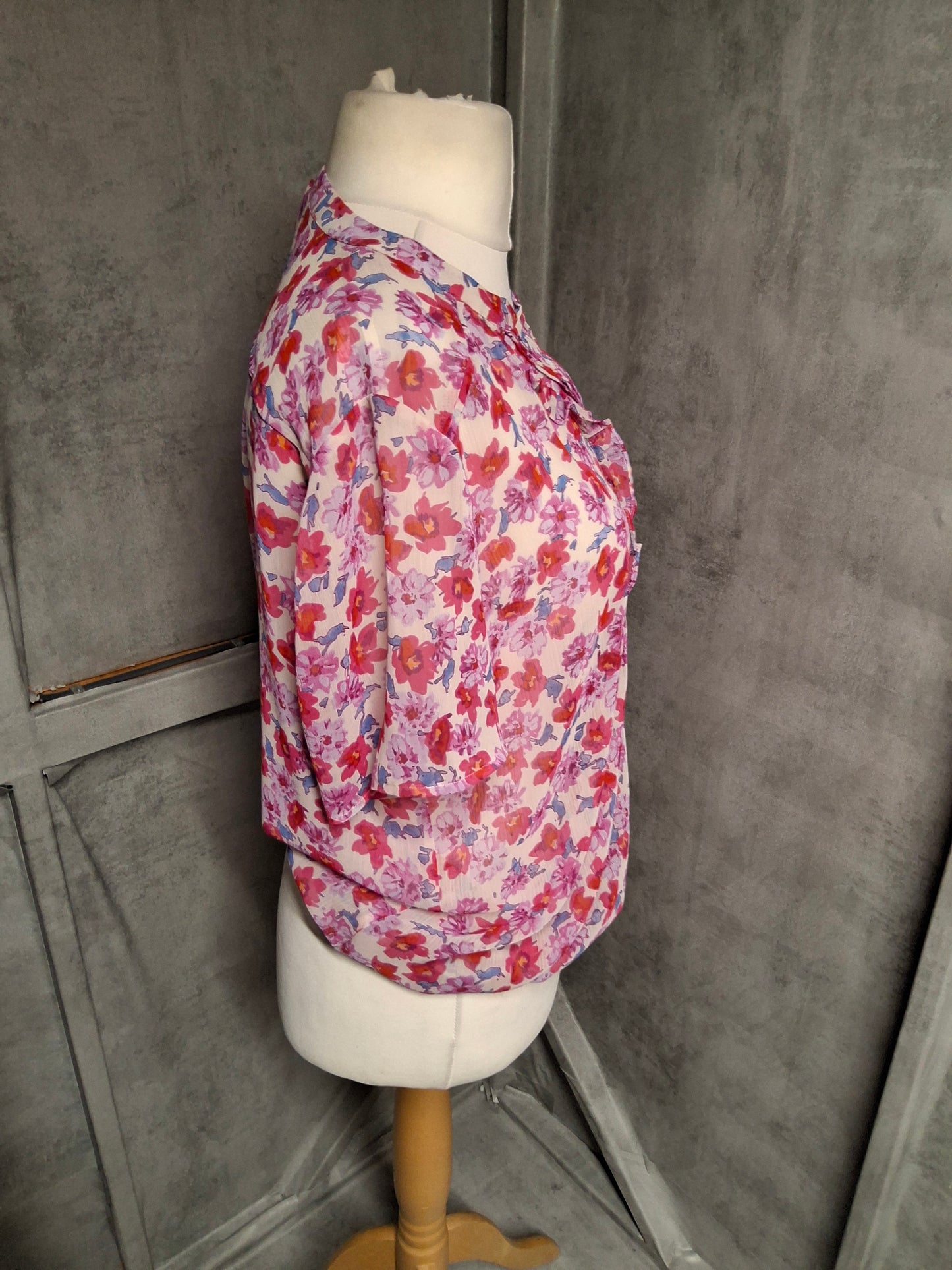 Country Casuals Pink Floral Frill Blouse – Size 16 – Sheer Lightweight Smart-Casual Top