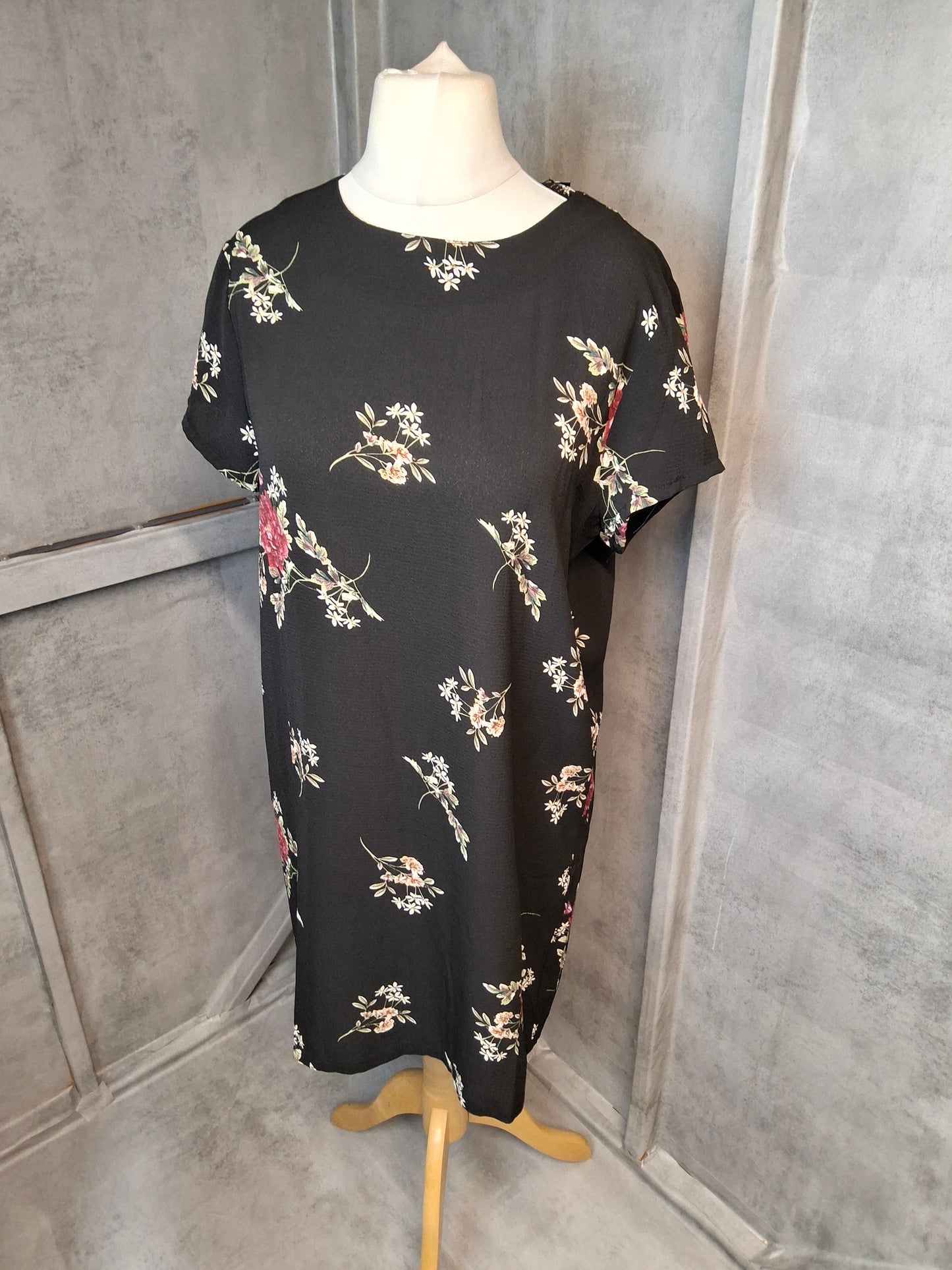 Boohoo Floral Shift Dress ๐ธ NWT Size 12 โ Brunch to Bar Sorted!