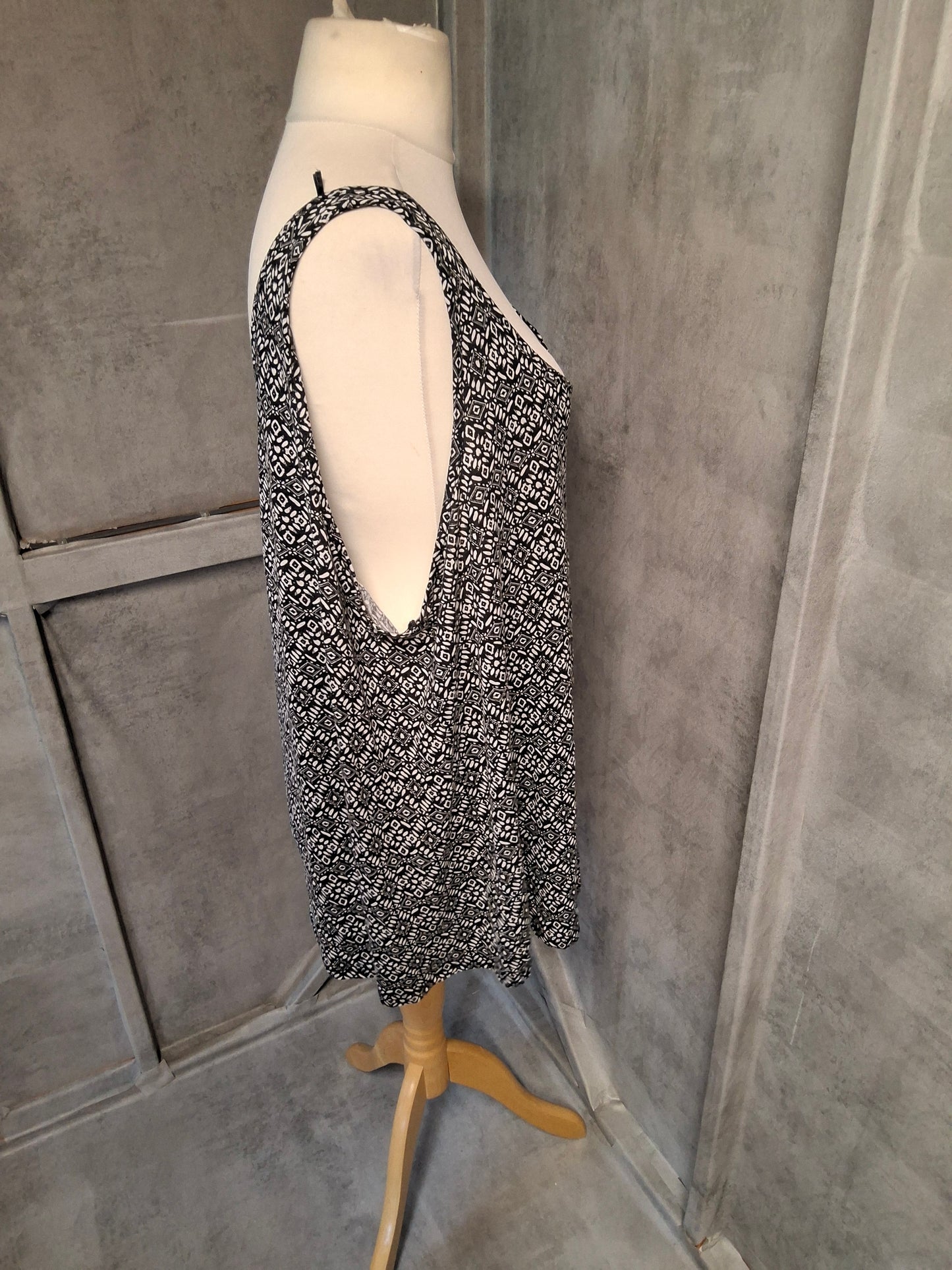 George Black & White Aztec Print Sleeveless Vest Top – Size 24 – 100% Viscose