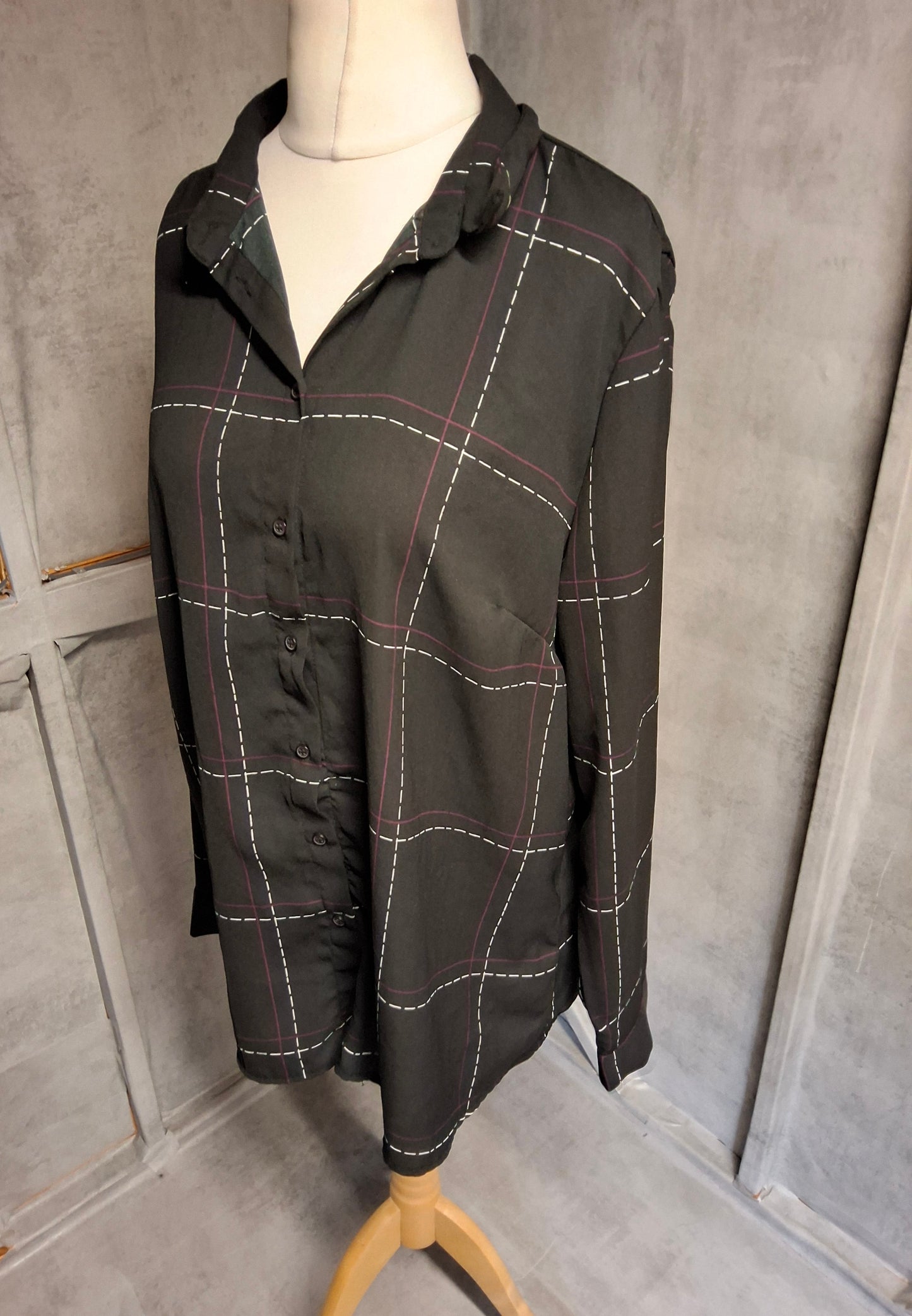 Peacocks Black Checked Long Sleeve Blouse ā Size 18 ā Relaxed Fit