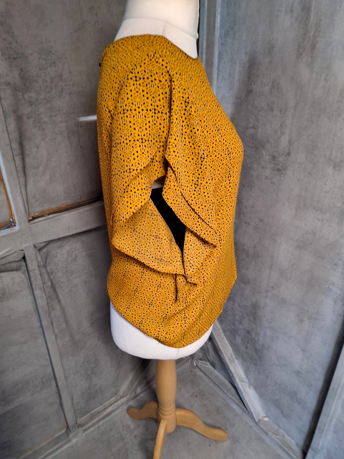 Easy Wear Orange & Black Patterned Top β Size 12 β Frilly Sleeve Button Back