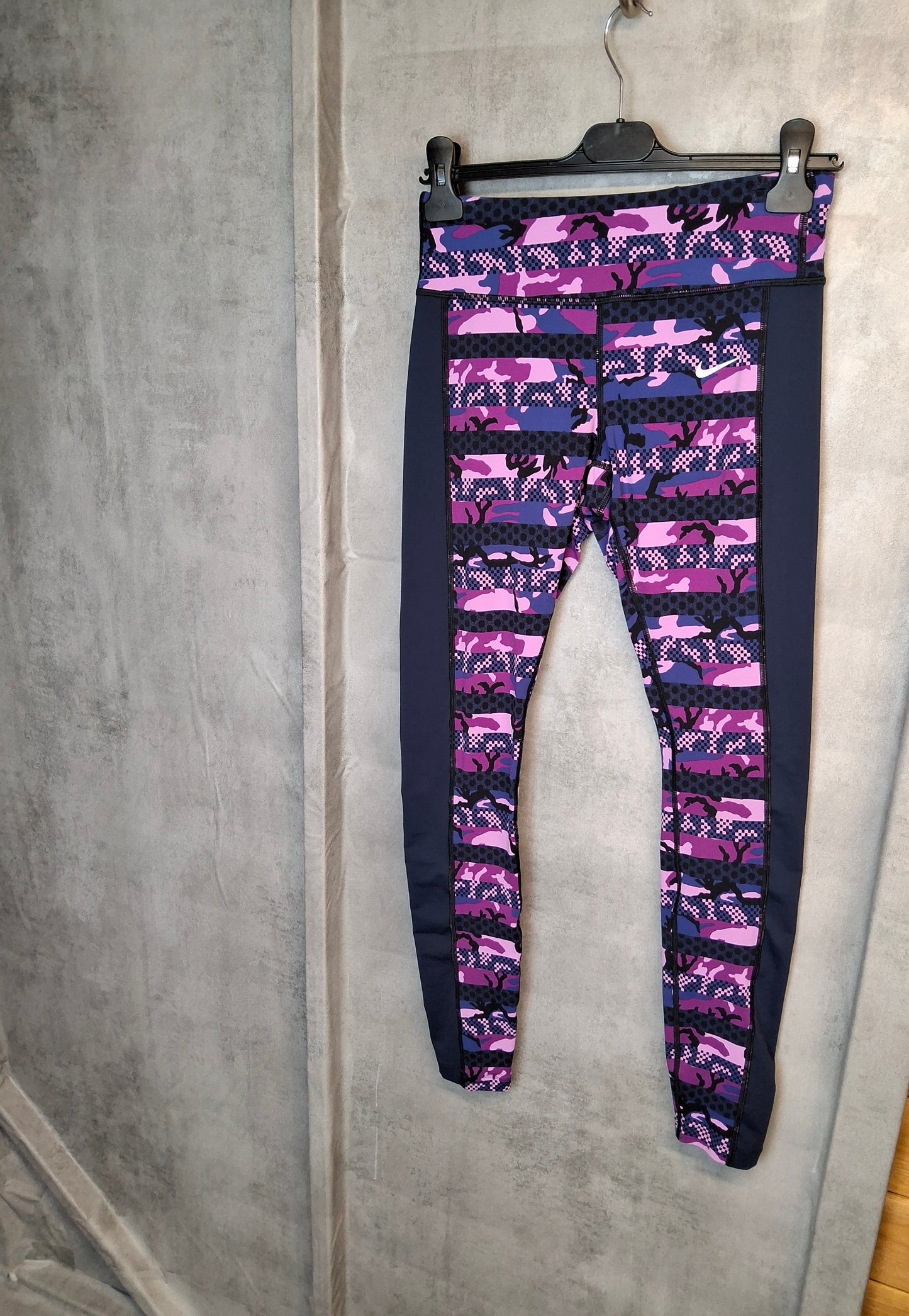 Nike Dri-FIT Leggings – Size 8 | Bold, Stretchy & Ready to Outrun Your Excuses 🏃♀️💥