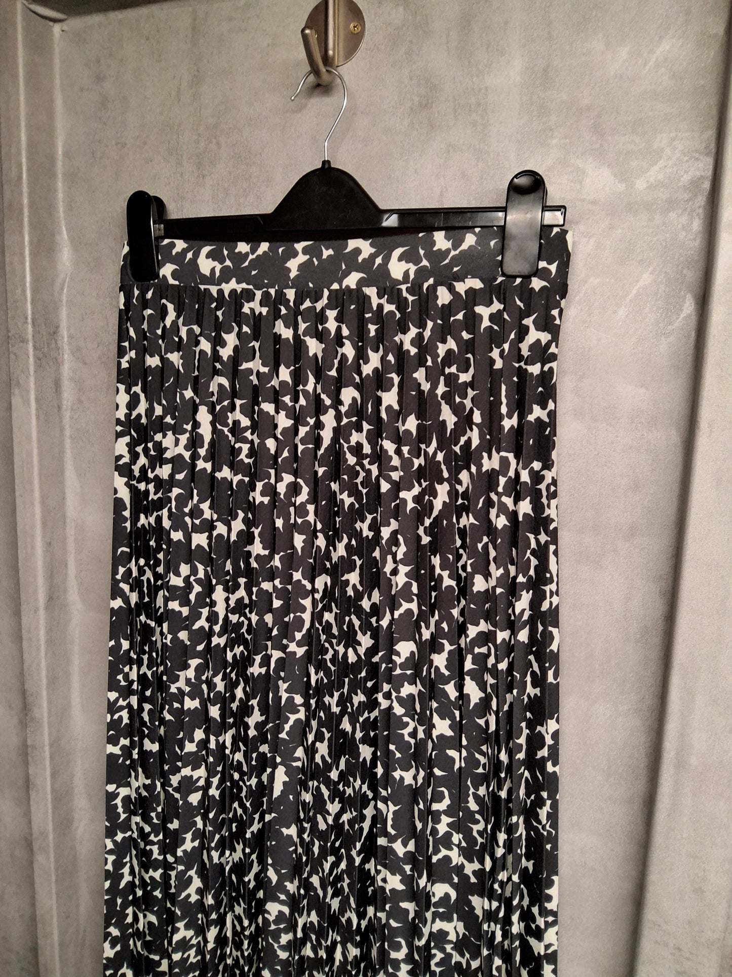 M&S Monochrome Pleated Midi Skirt – Size 10