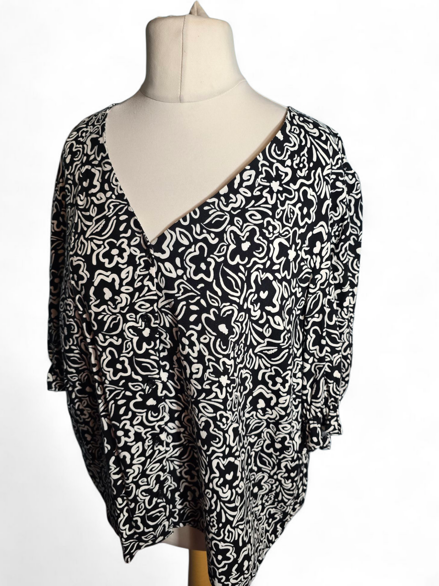 New Look Black & White Floral Blouse Size 16 V-Neck, Button Front, 3/4 Sleeves with Elasticated Cuffs