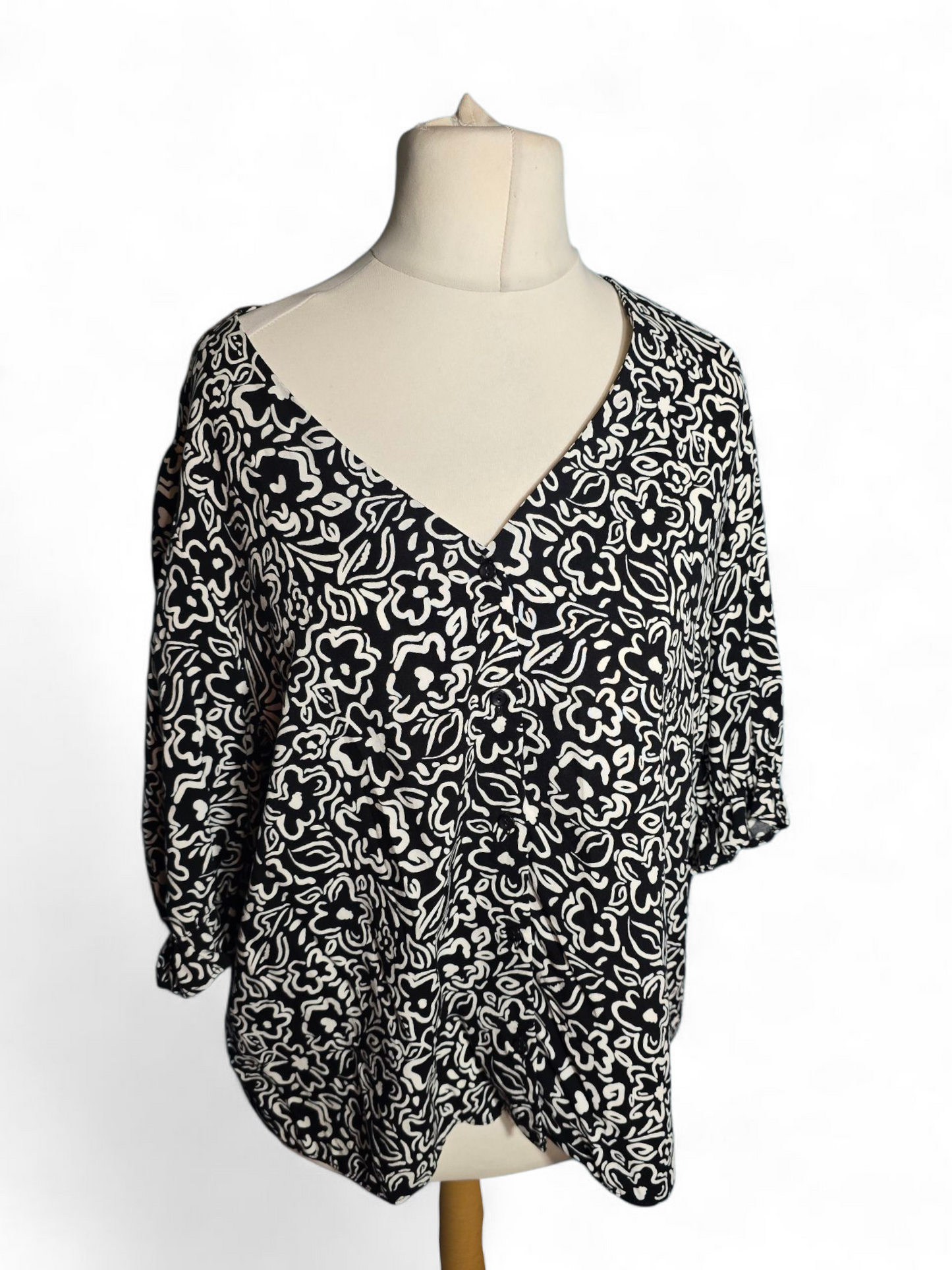 New Look Black & White Floral Blouse Size 16 V-Neck, Button Front, 3/4 Sleeves with Elasticated Cuffs
