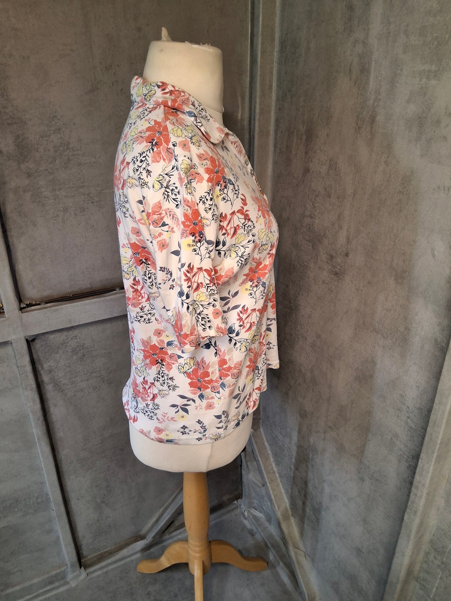 Isle White Floral Polo Top โ Size 14/16 โ 100% Cotton ๐ธ