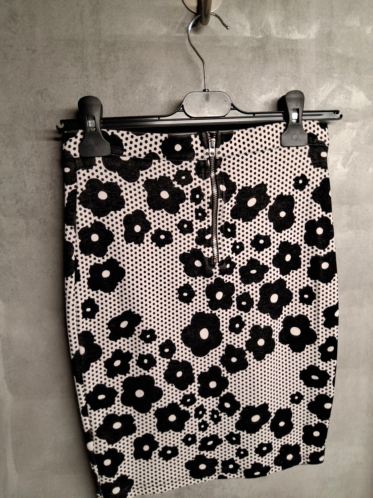 Topshop Black & White Floral Velvet Mini Skirt β Size 8 β Bodycon Style