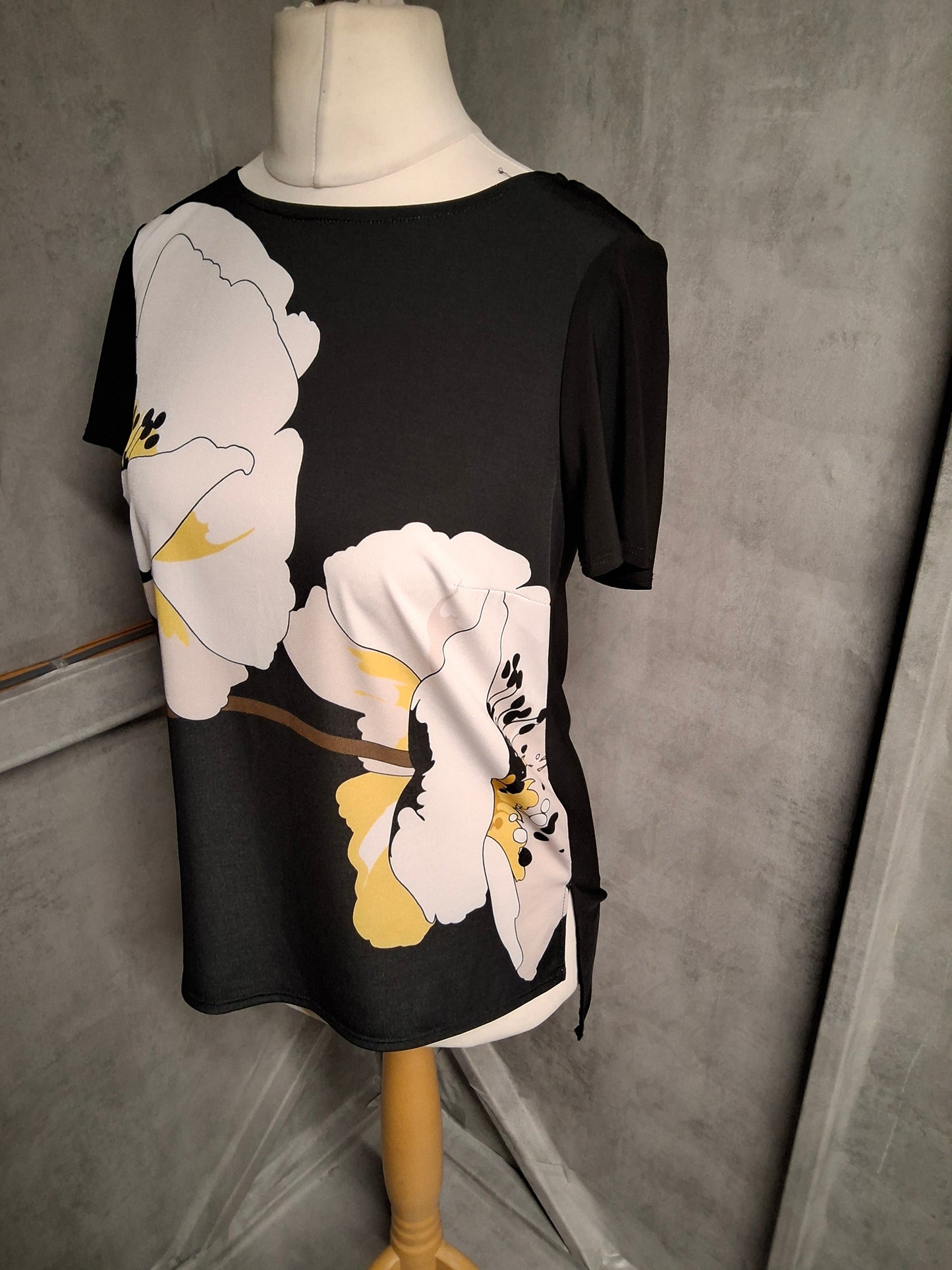 Roman Black Floral Print Stretch Top – Size 10 – Smart & Chic