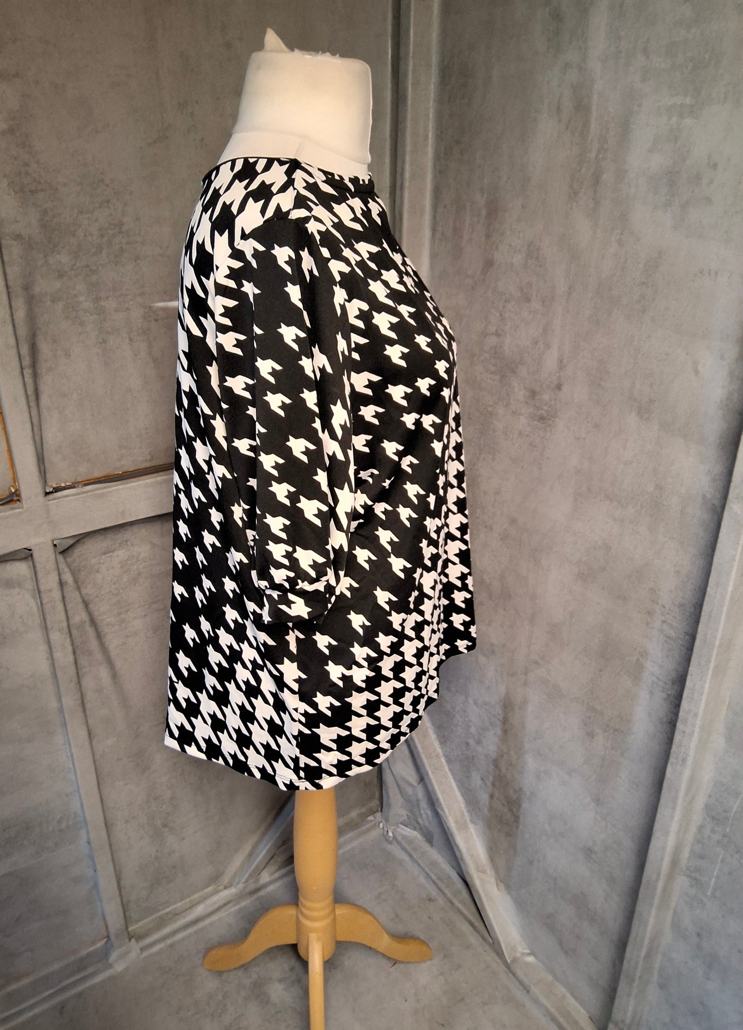 Matalan Black & White Houndstooth Top – Size 16 | Short Sleeve, Bold Print & Easy Everyday Wear