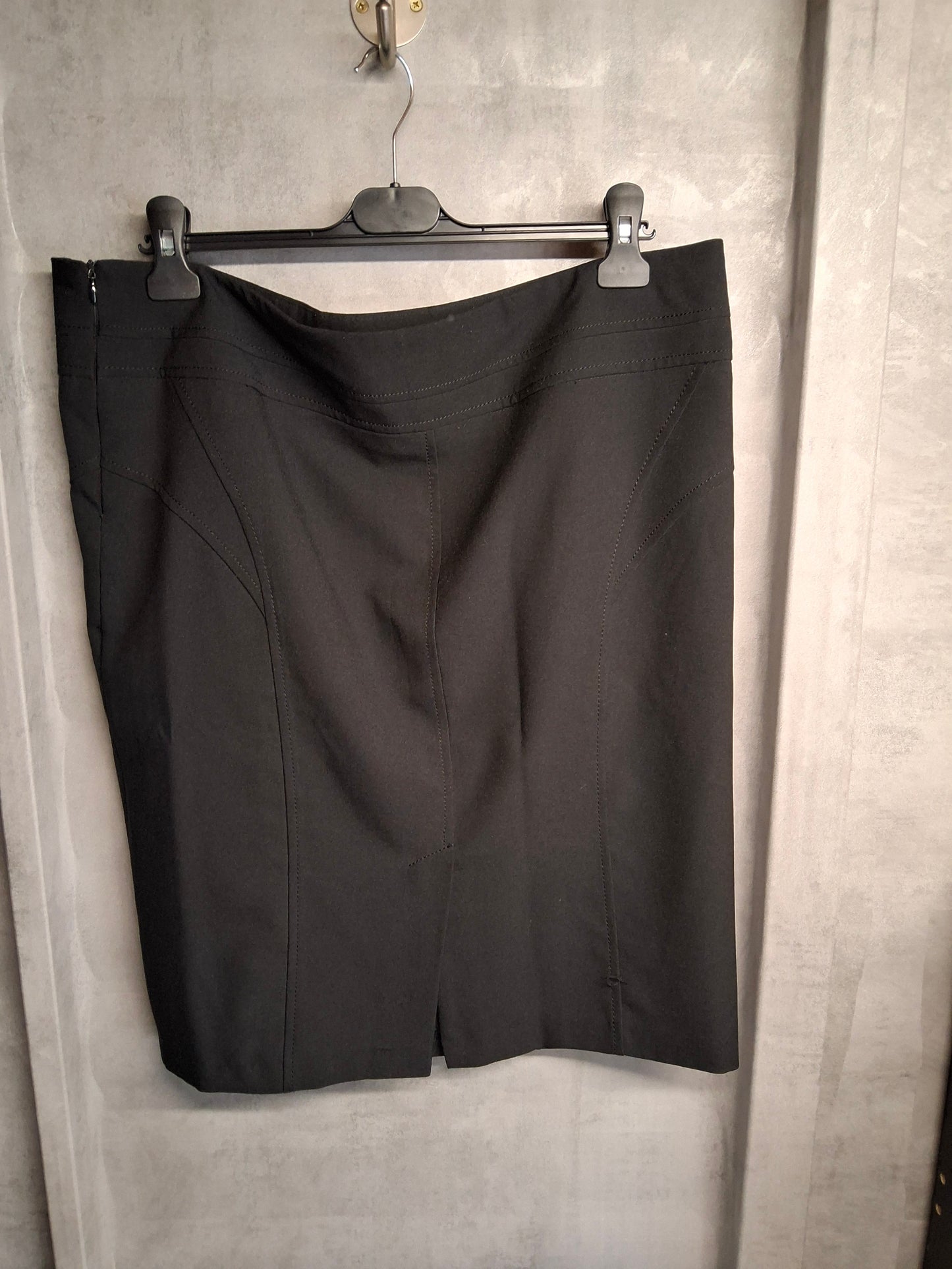 E-vie Collection Black A-Line Knee-Length Work Skirt – Size 16