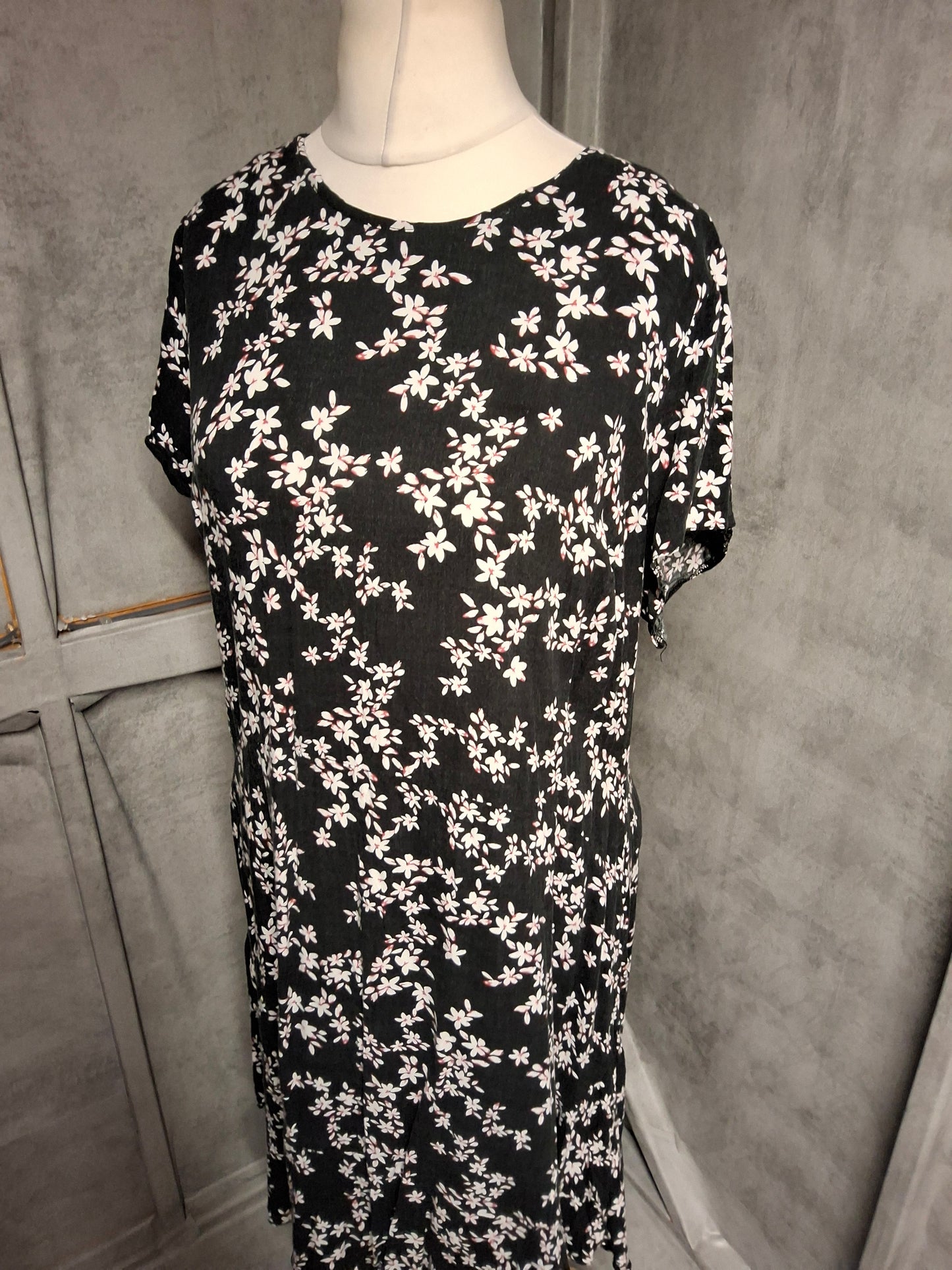 George Black & White Floral Midi Dress – Size 18 (Best Fit size 16)