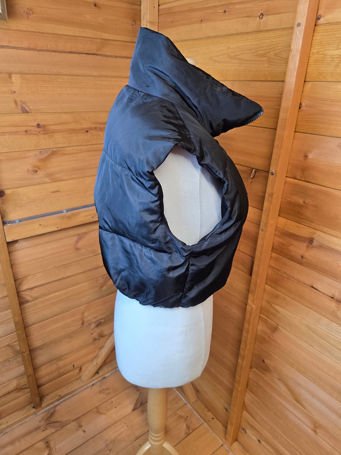 Shein Black Cropped Puffer Gilet | Size M UK size 8–10 | Zip Front, Lined, Layering Piece