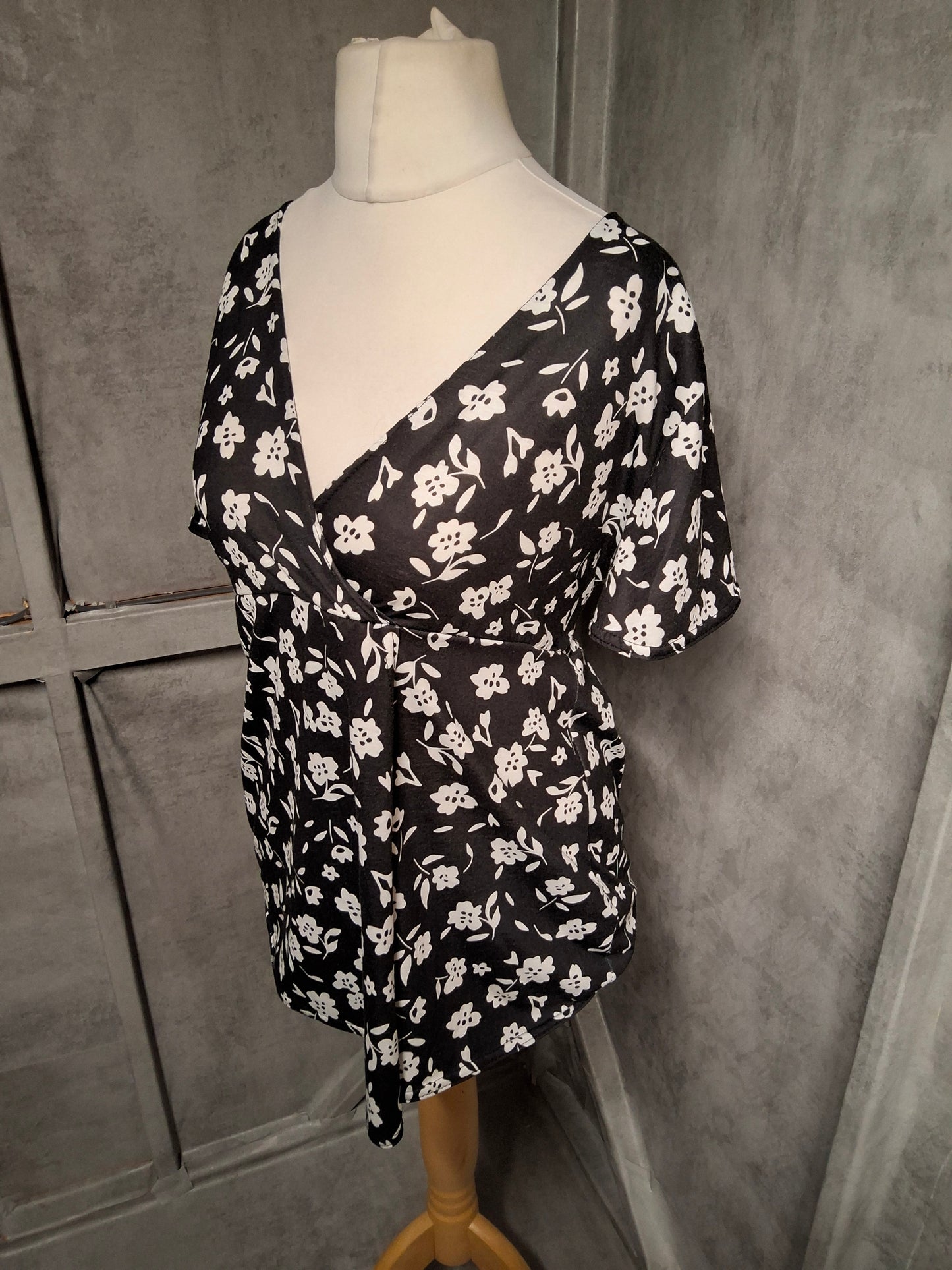 Boohoo Black Wrap Floral Top – Size 16