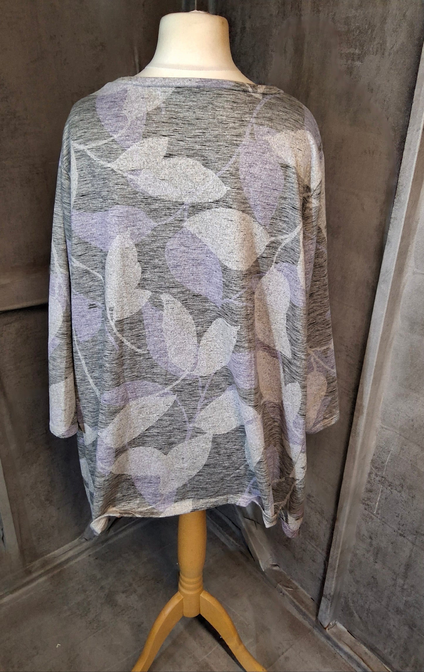Bonmarché Light Grey & Lilac Leaf Print Jumper – 3/4 Sleeves, Longer Sides – Size 24
