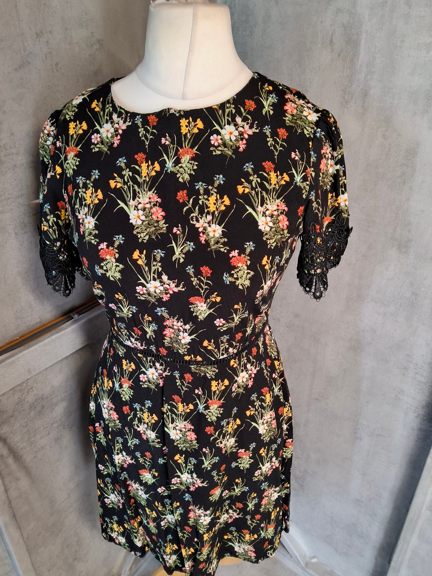 Oasis Black Floral Dress Size 10 – Lace Sleeves & Zip Back