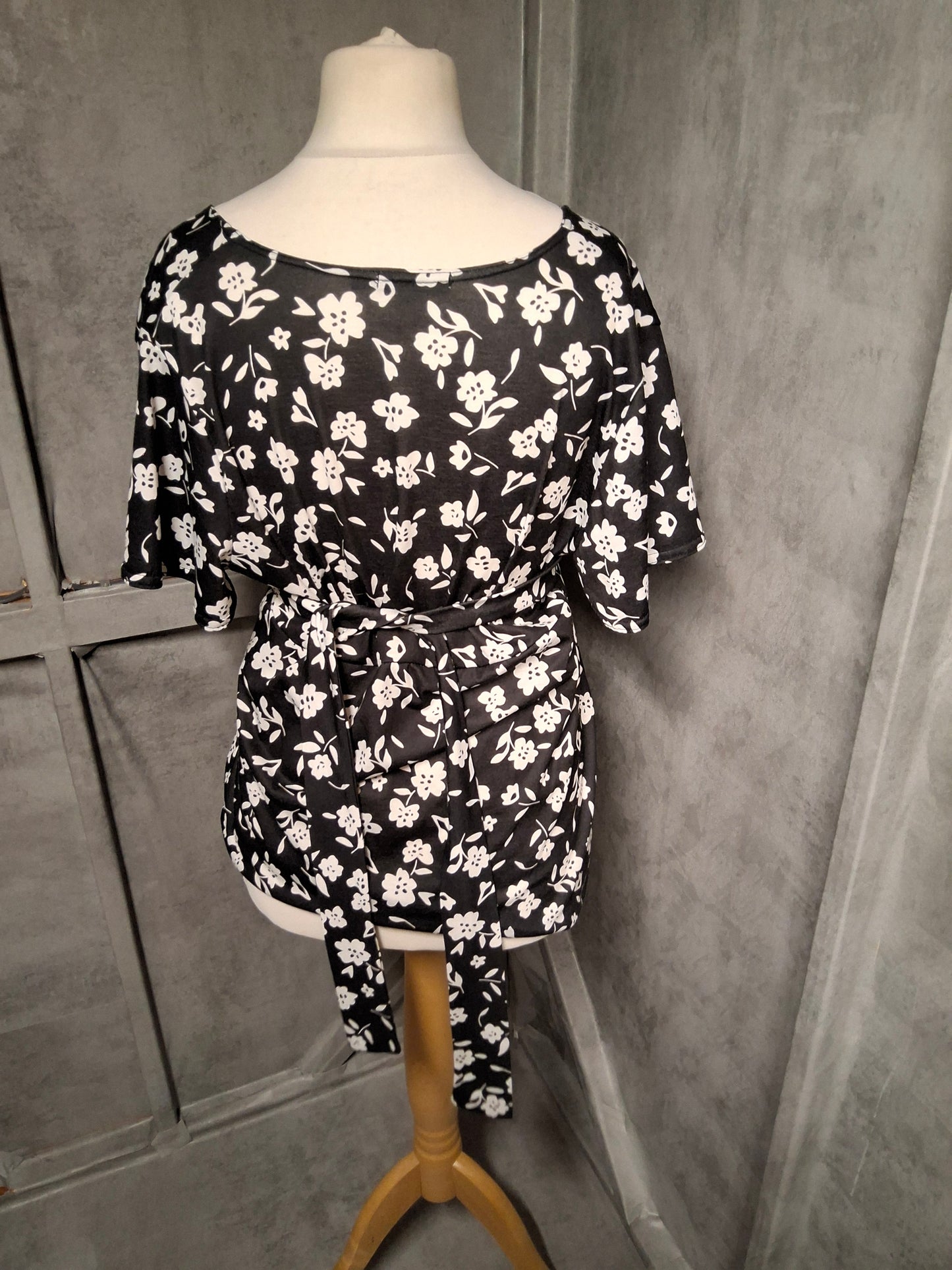 Boohoo Black Wrap Floral Top – Size 16