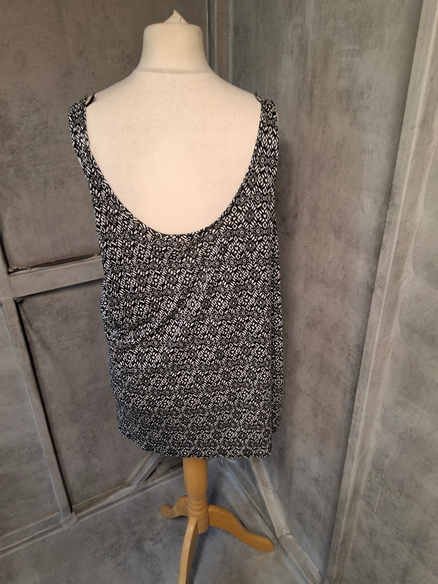 George Black & White Aztec Print Sleeveless Vest Top – Size 24 – 100% Viscose
