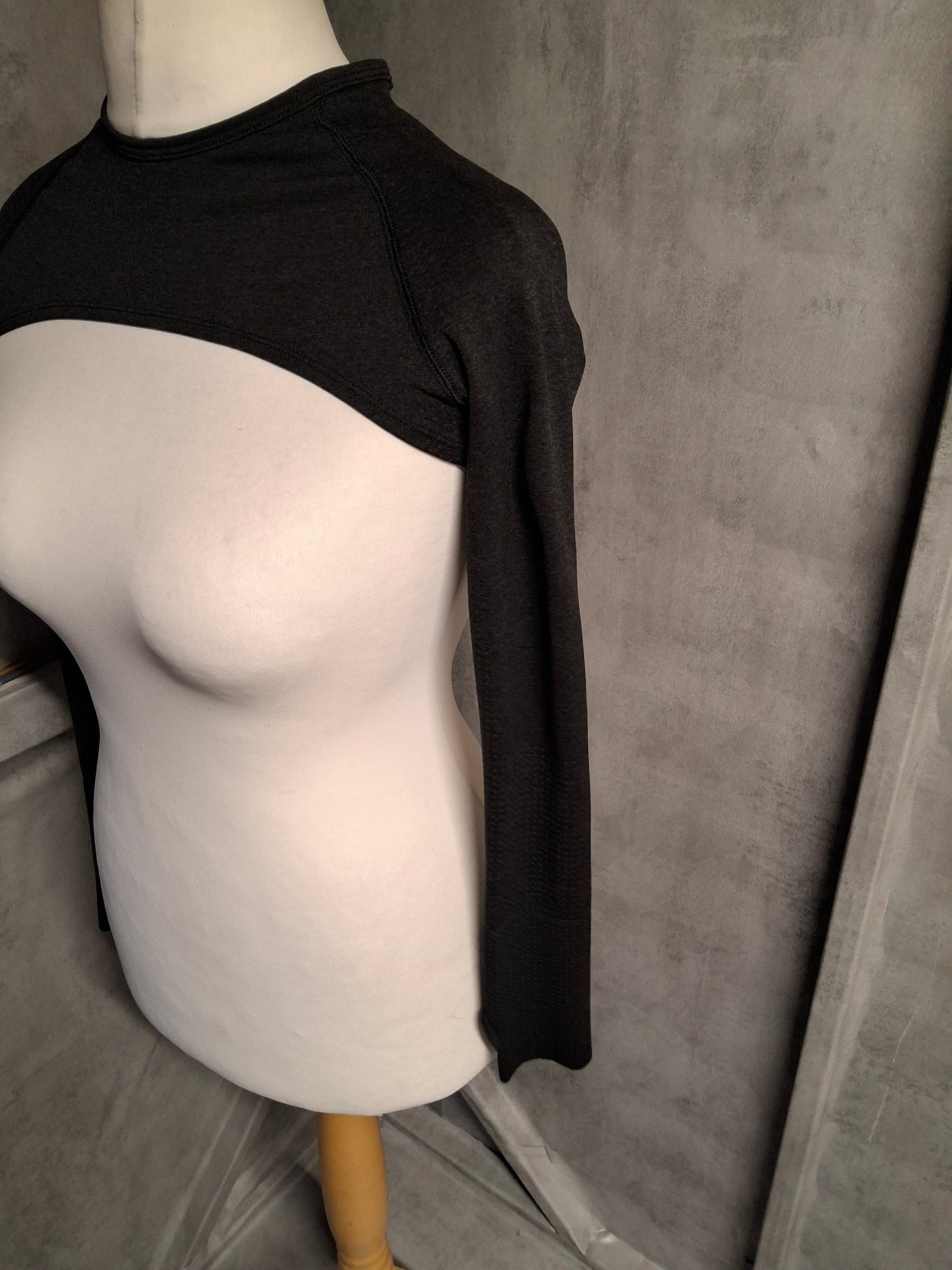 Gymshark Black Long Sleeve Shrug Crop Top – Size Small – Stretchy Lightweight Layer for Workouts