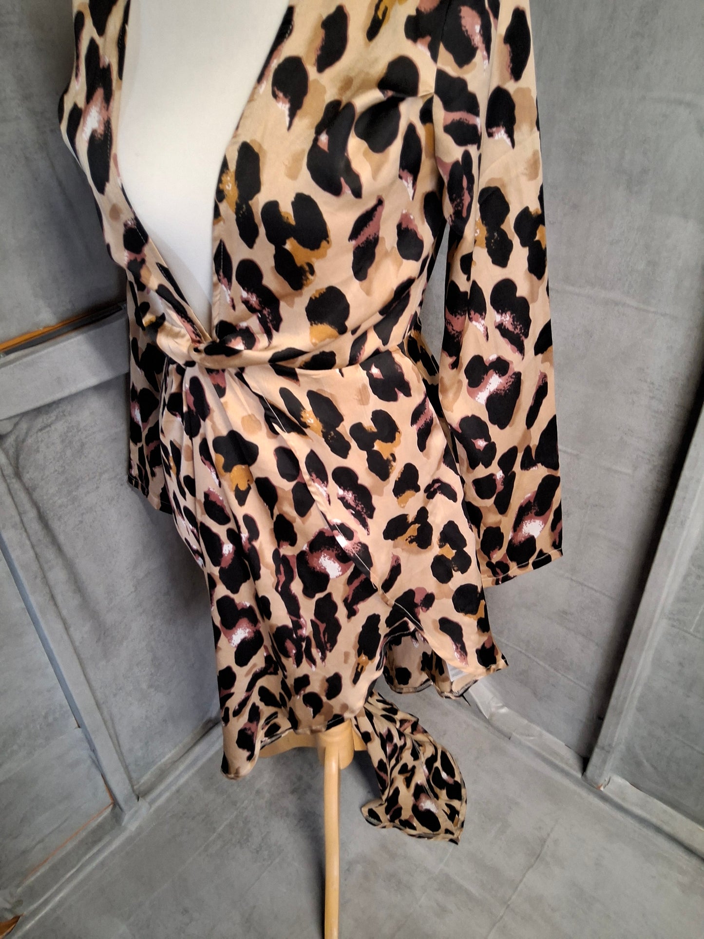 PLT Animal Print Asymmetrical Wrap Dress ā Size 8 ā Long Sleeves ā NWT