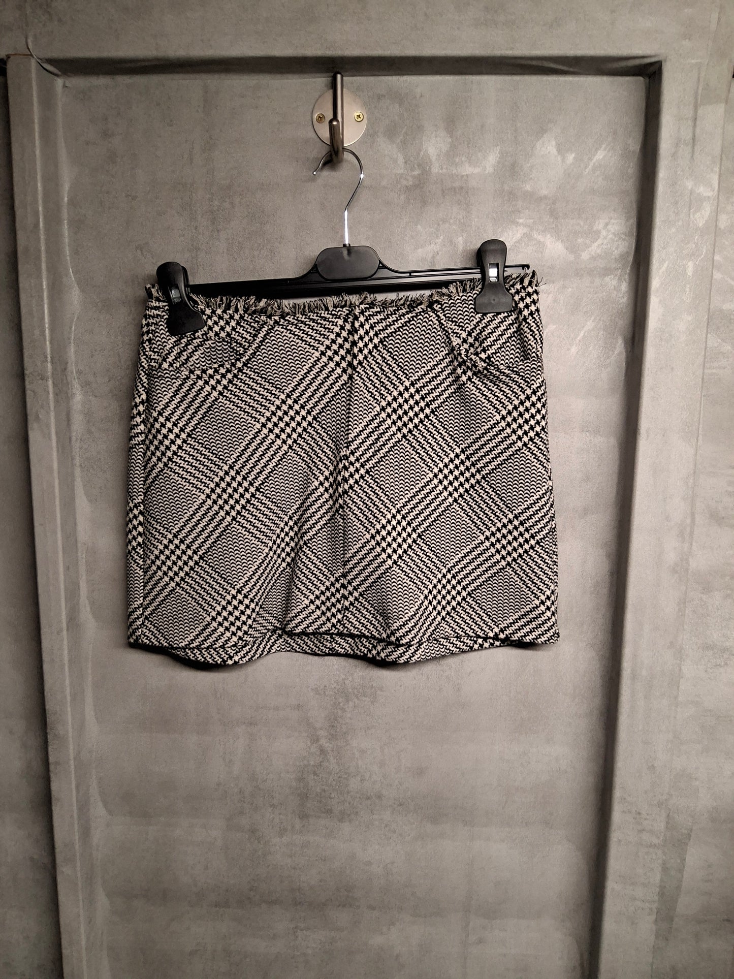 Zara Grey & Black Checked Mini Skirt ā Size S (UK 8) ā Classic Smart Casual