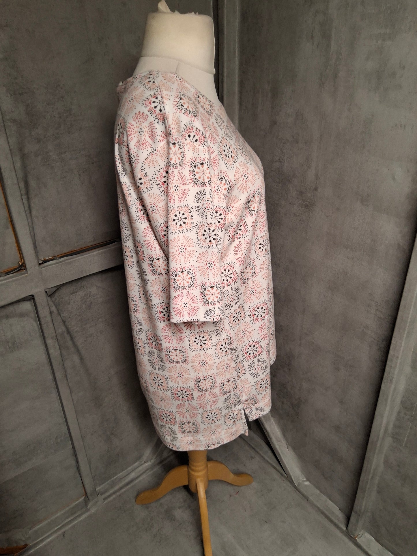 TIGI White & Orange Patterned Longline Top – Size 18/20 – 3/4 Sleeve Cotton Blend