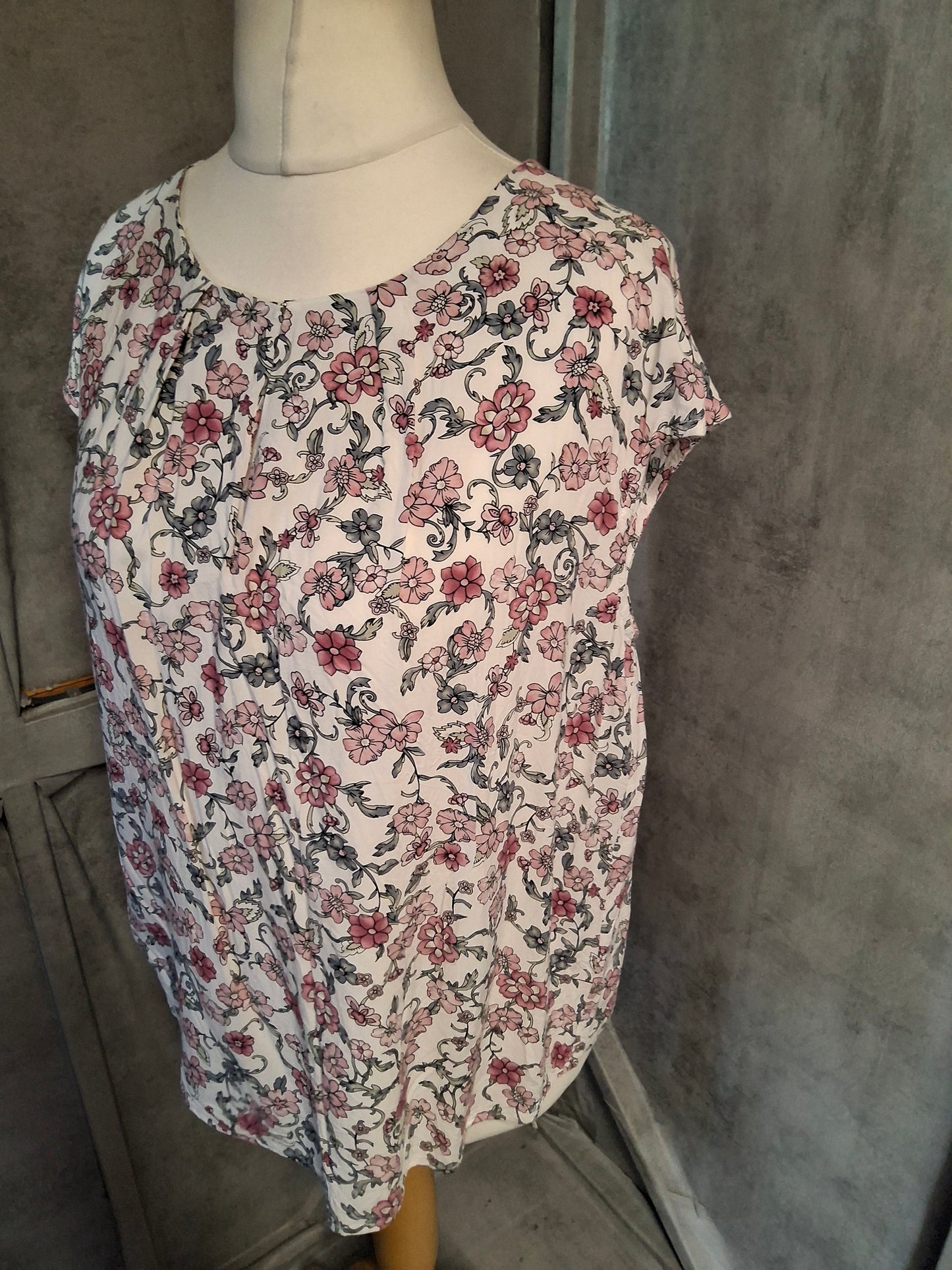 Rose & Thyme White & Pink Floral Short Sleeve Blouse – Size L (UK size 12)