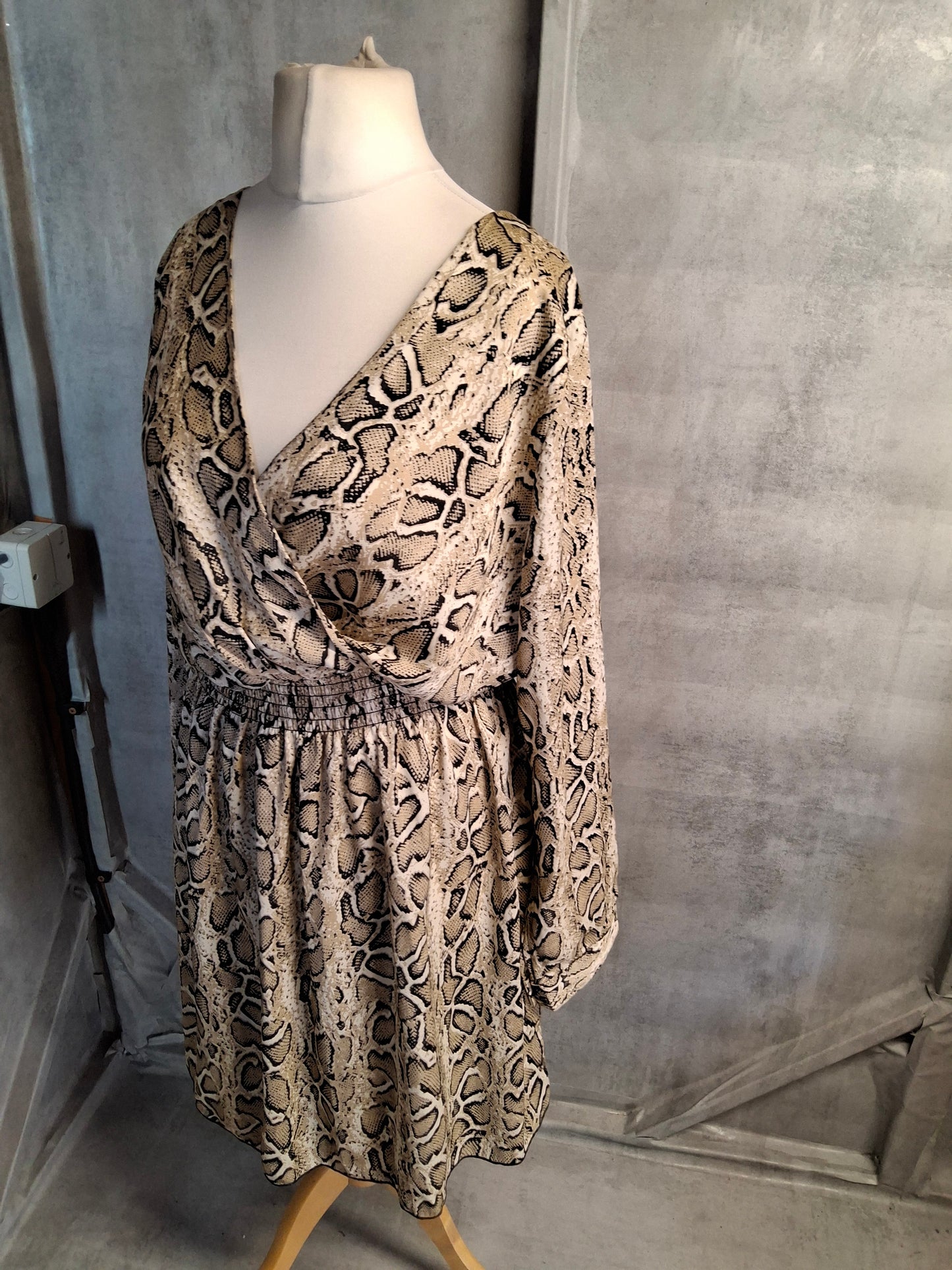 Cameo Rose Beige Snake Print Dress – Size 16 – Knee Length Statement