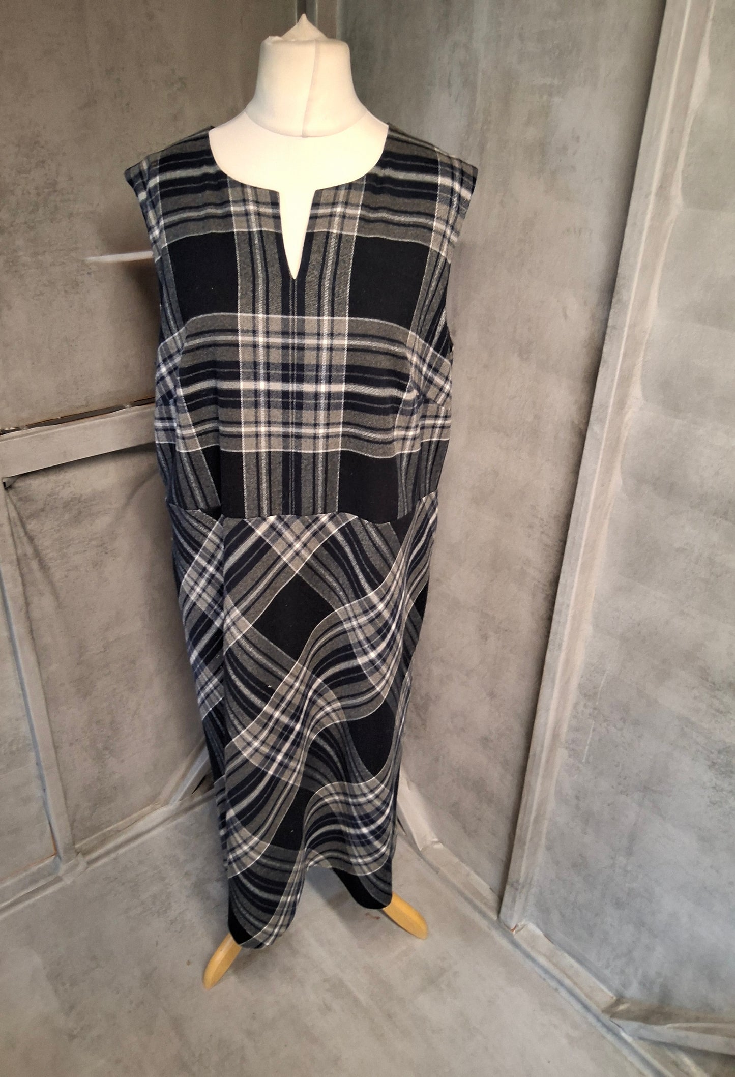 Laura Ashley Navy & Grey Checked Midi Dress – Size 18 – Lined & Luxe Feel
