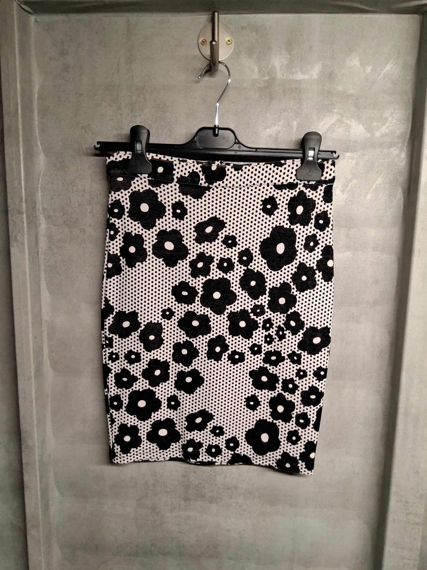 Topshop Black & White Floral Velvet Mini Skirt β Size 8 β Bodycon Style