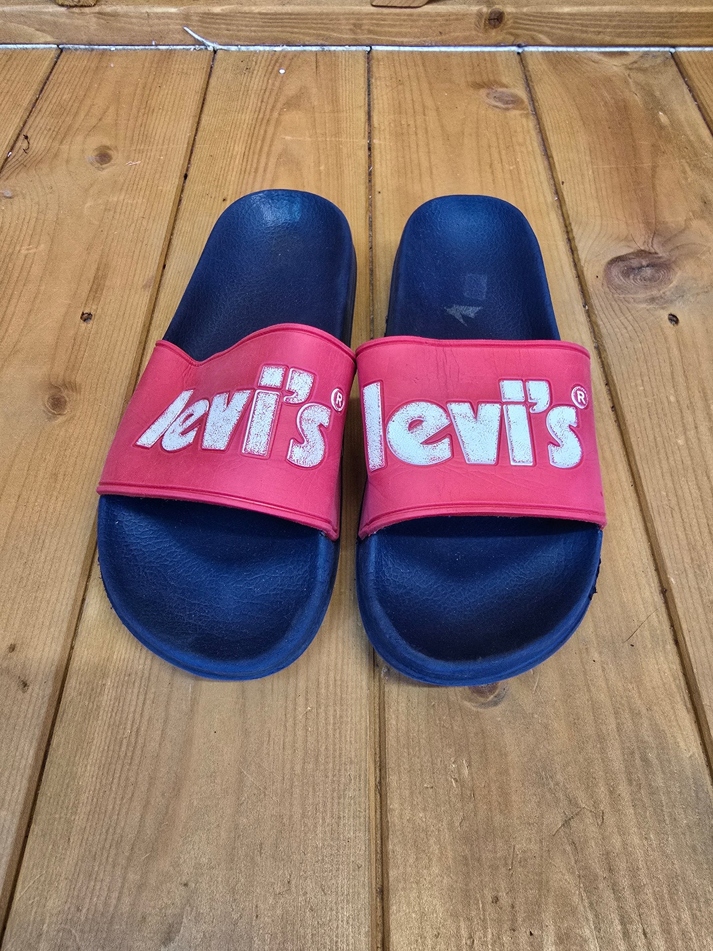 Levi’s Sliders Red & Navy – Size EU36 UK3.5, Comfy Fit, Bold Colour, Casual Style, Minor Marks