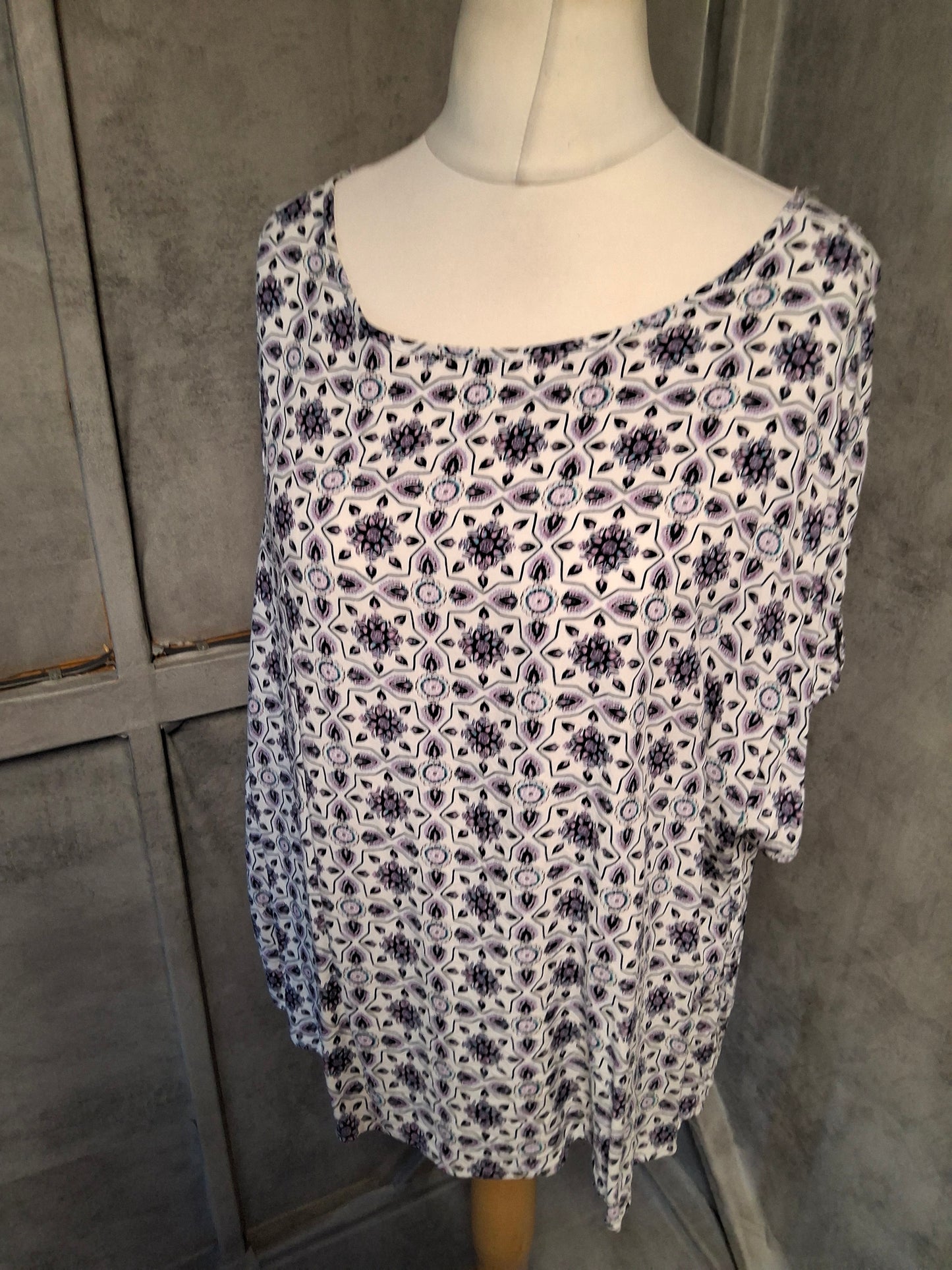 Primark White Patterned Tshirt with Sleeve Buttons โ Size 20 ๐๐ค