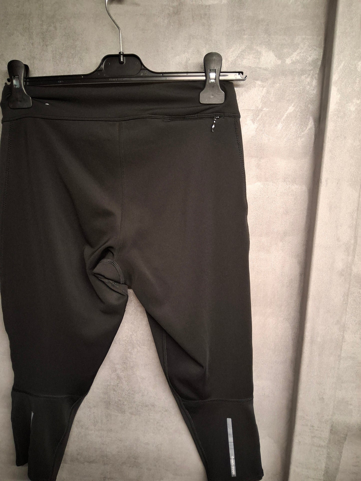 Adidas Black Cropped Gym Leggings – Size S (size 8–10) – Sporty & Sleek