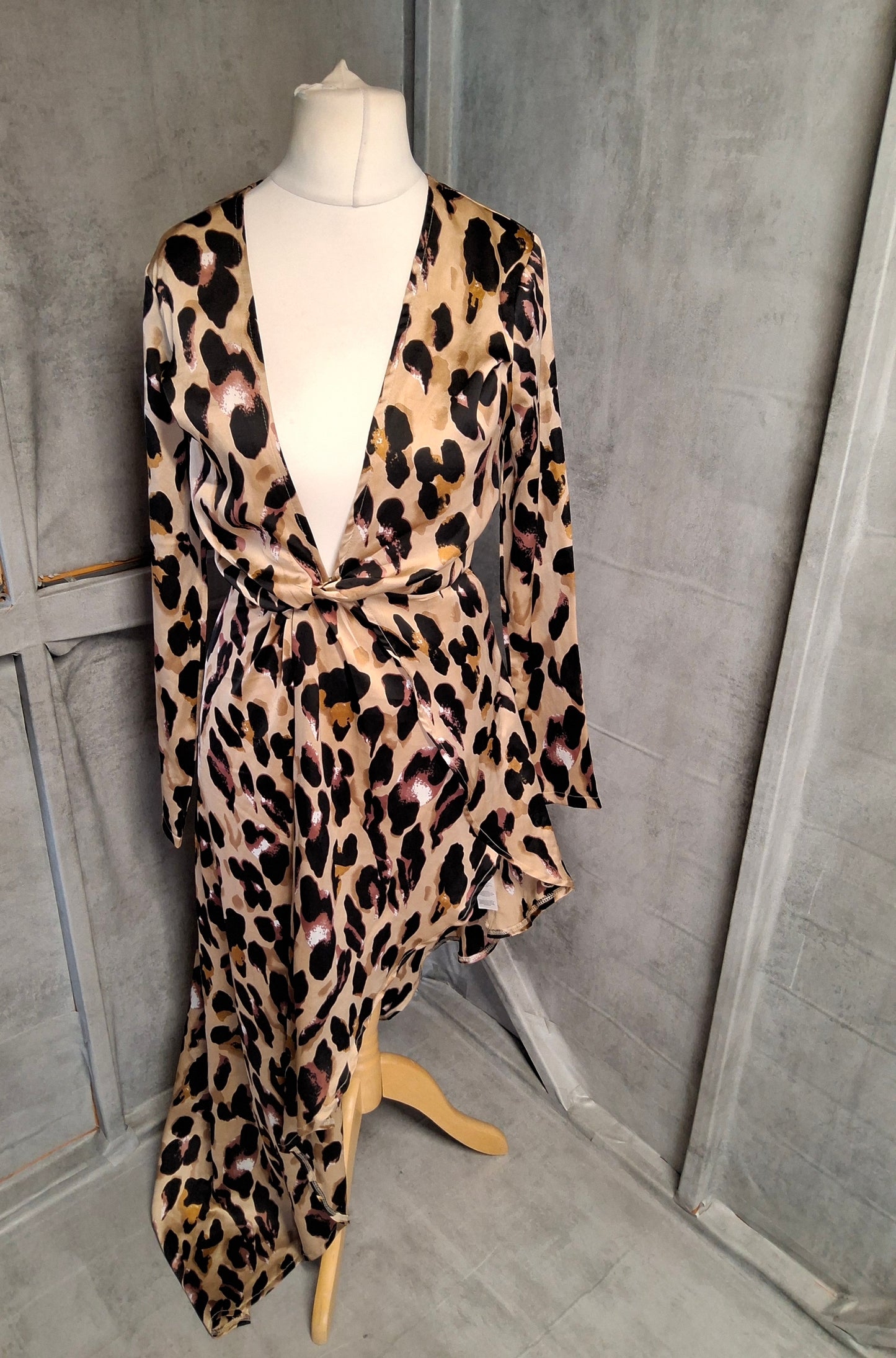 PLT Animal Print Asymmetrical Wrap Dress ā Size 8 ā Long Sleeves ā NWT