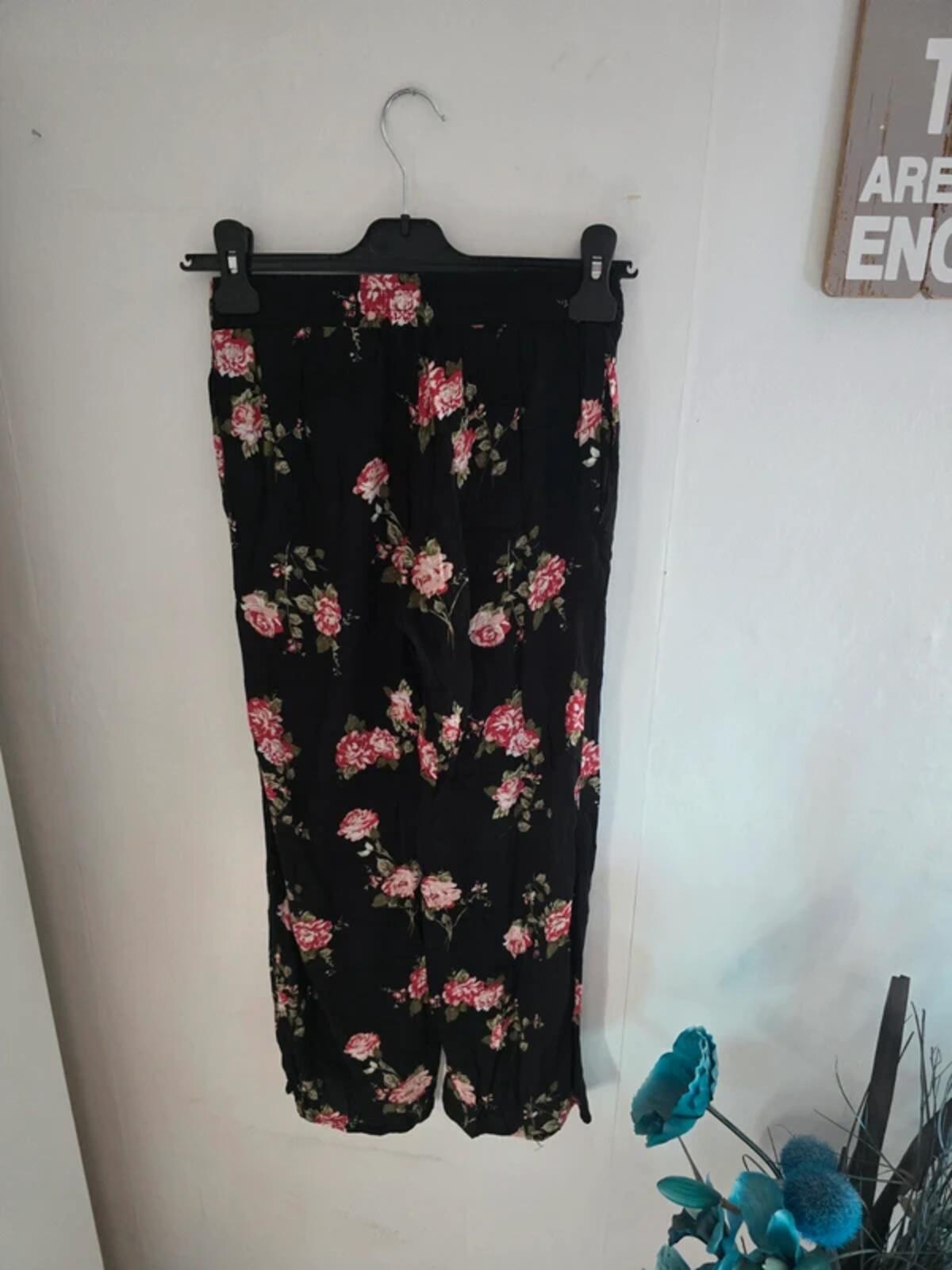 New Look Girls Black & Red Floral Lightweight Flared Trousers Size Age 9 Years