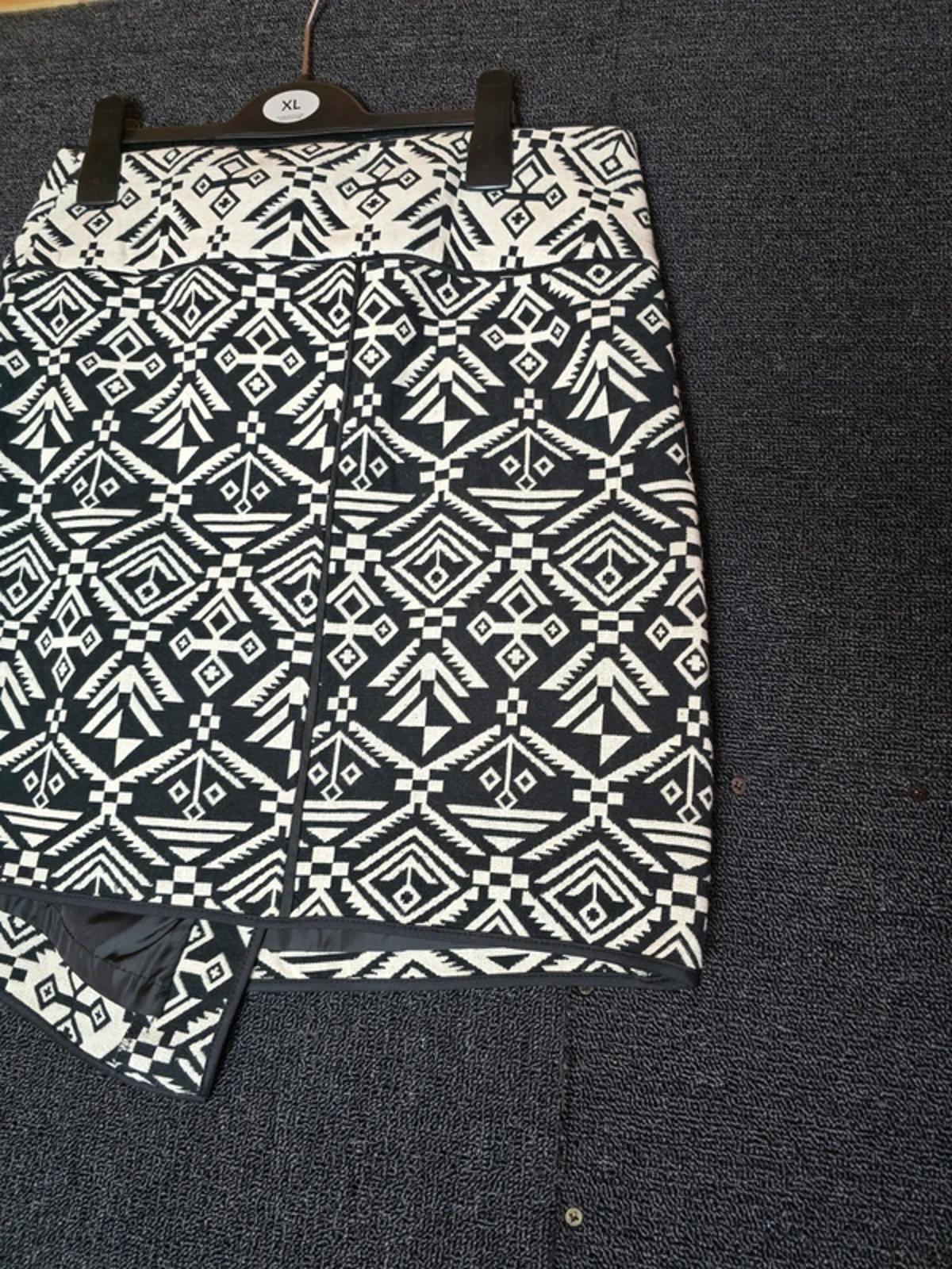 For Cynthia Cream & Black Wrap Mini Skirt – Aztec Print – Zip Front – NWT Size 8