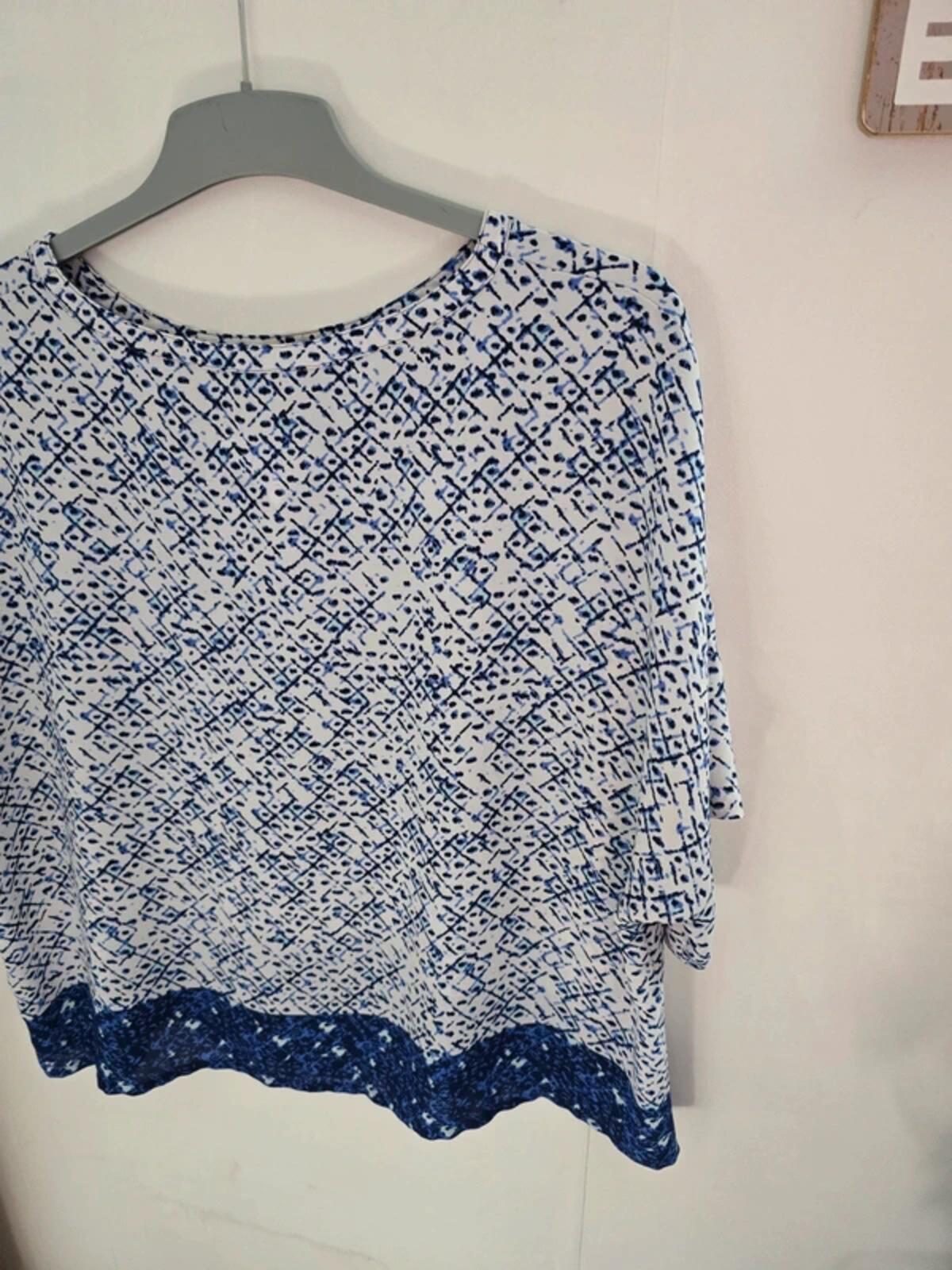 M&S Ladies Blue & White Patterned 3/4 Sleeve Top Size UK 20