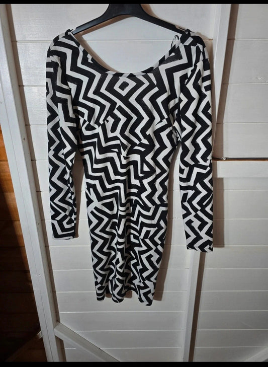 H&M black & white patterned long sleeved dress size small