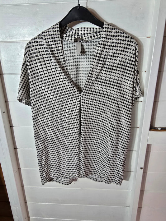 H&M cream & black patterned top size Med 10/12