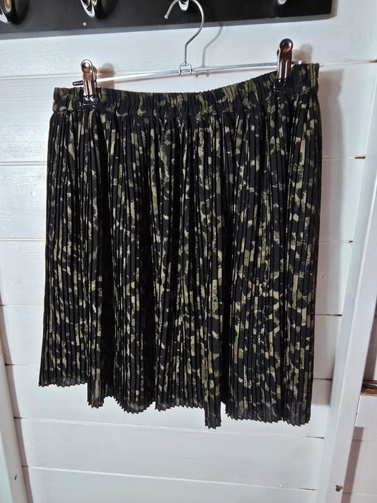 H&M black & khaki green pleated mini skirt size small