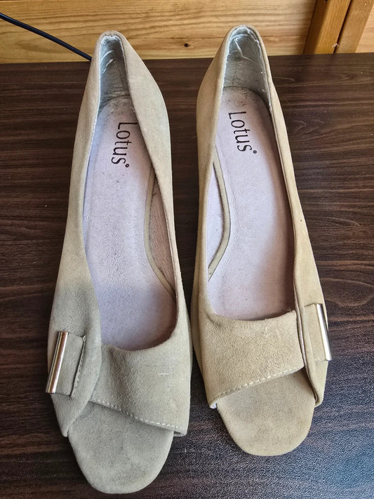 Lotus peep toe beige suede small heel shoes size 5.5