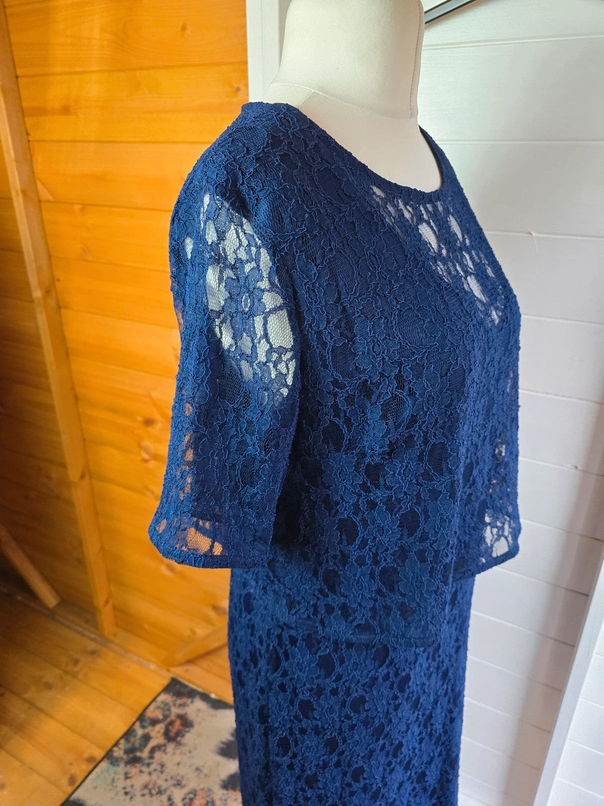 Very navy lace layered short sleeved midi dress size 18