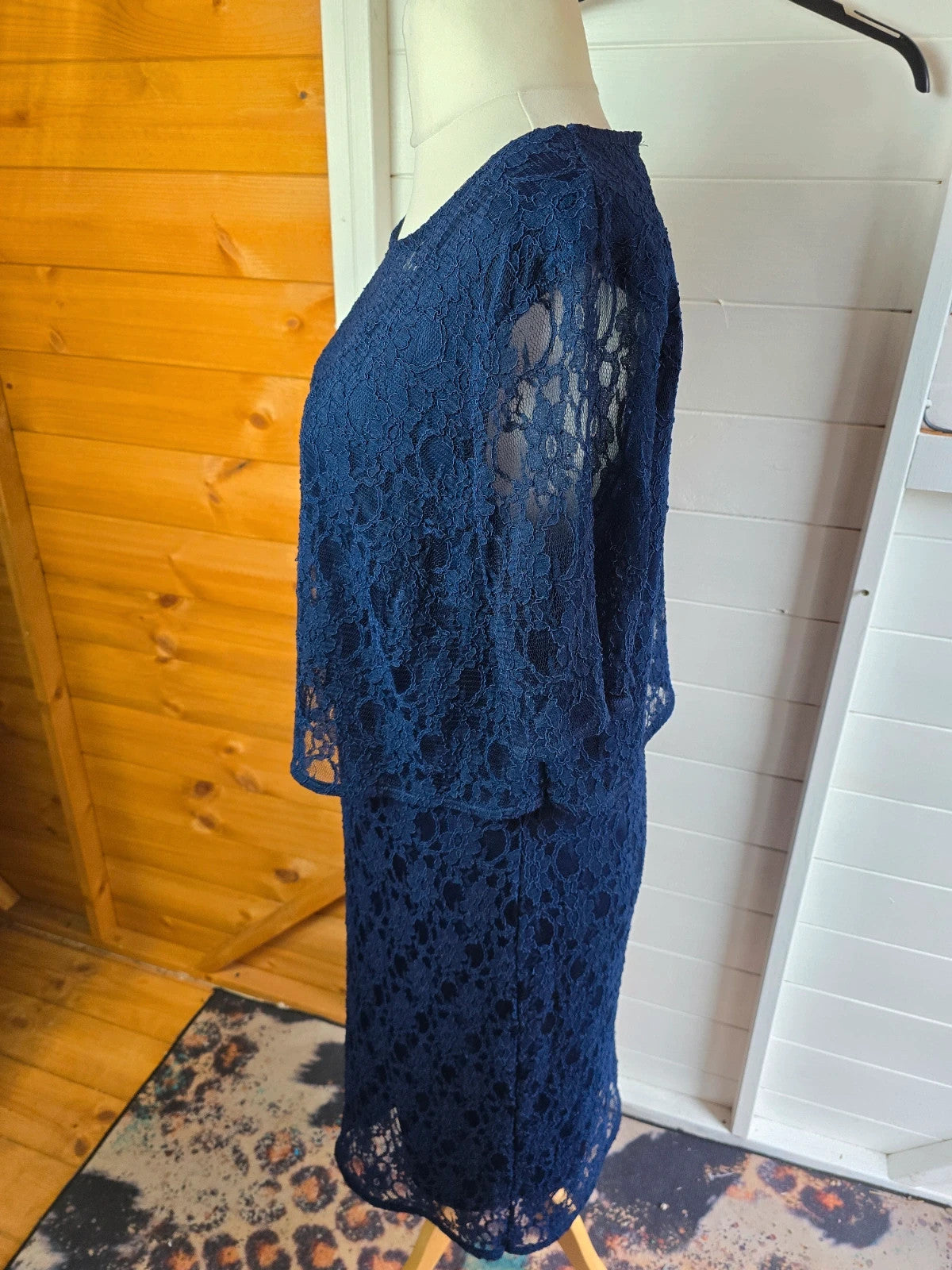 Very navy lace layered short sleeved midi dress size 18