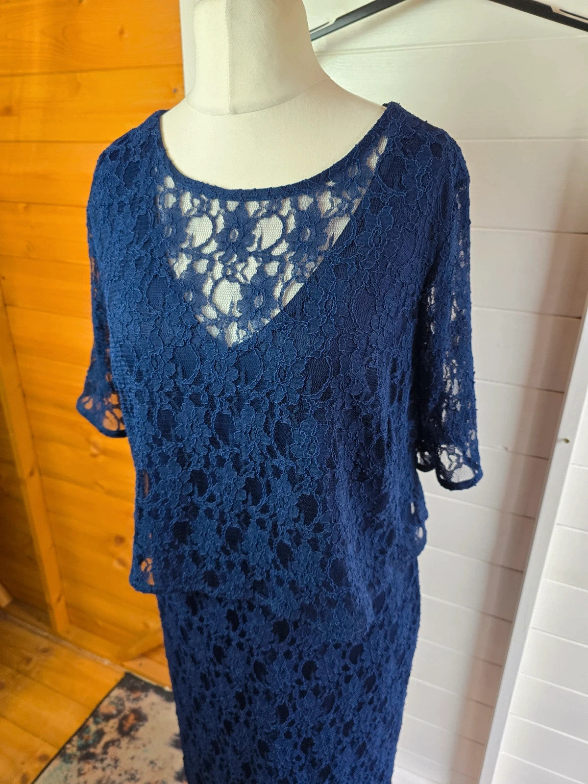 Very navy lace layered short sleeved midi dress size 18